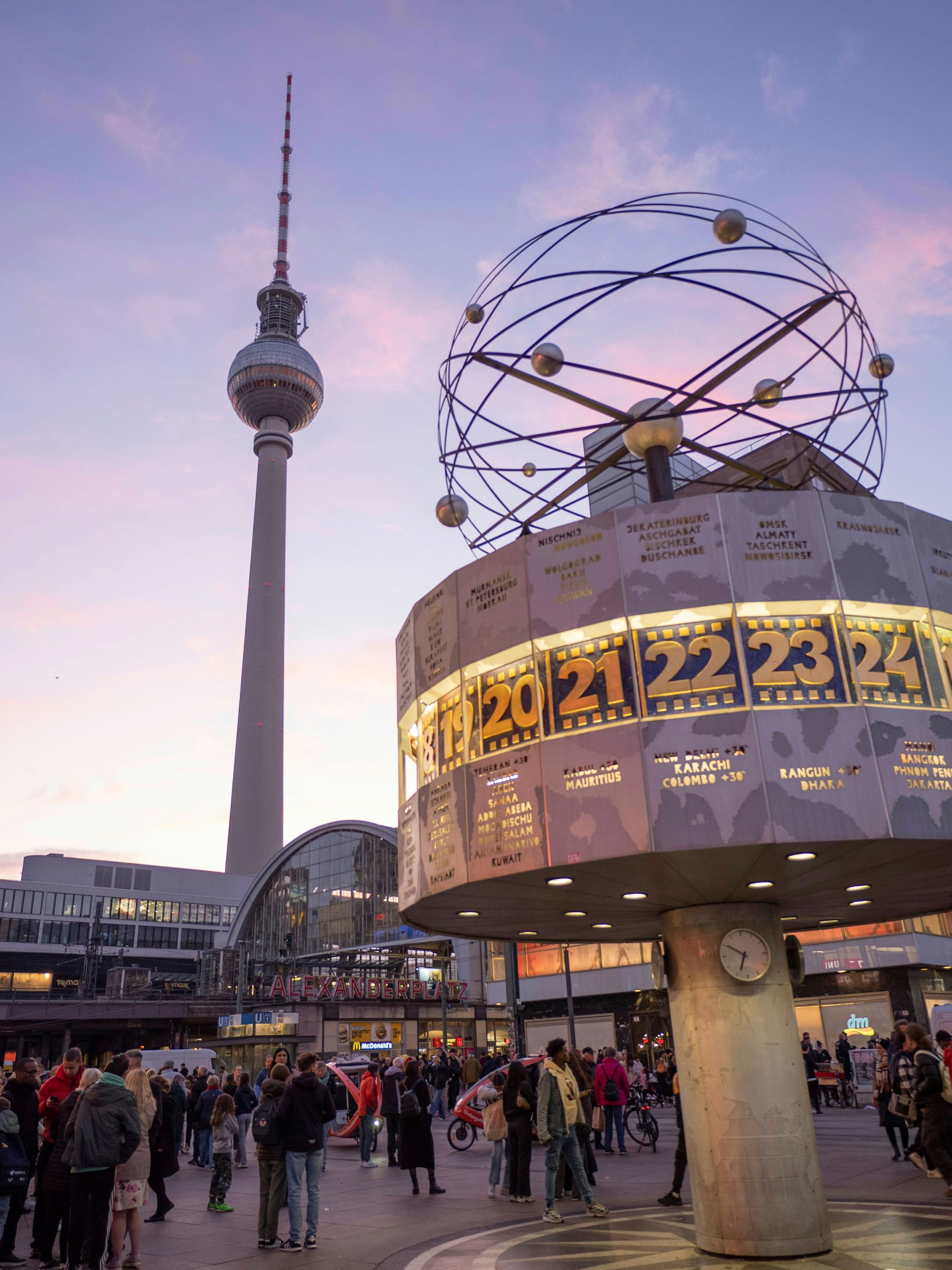 Die Weltzeituhr aus DDR-Zeiten am Berliner Alexanderplatz heute.