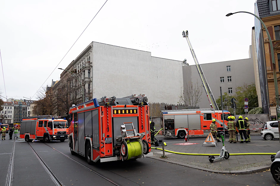 Bisher sind 121 Rettungskräfte bei dem Brand in Mitte vor Ort.&nbsp;