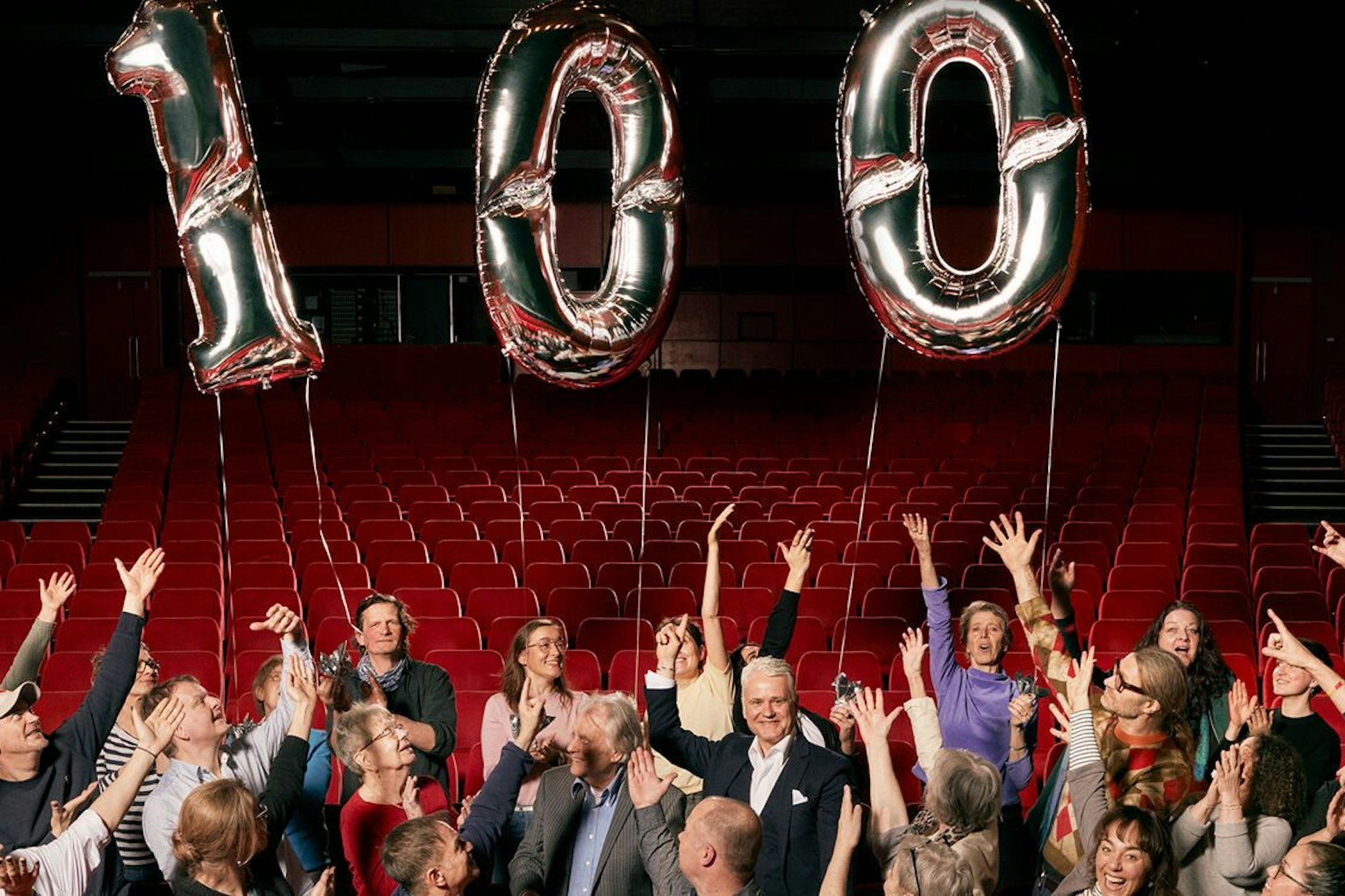 100 Jahre Komödie am Kurfürstendamm. Am 3. November wird gefeiert. In der Mitte mit Einstecktuch Theaterchef Martin Woelffer.