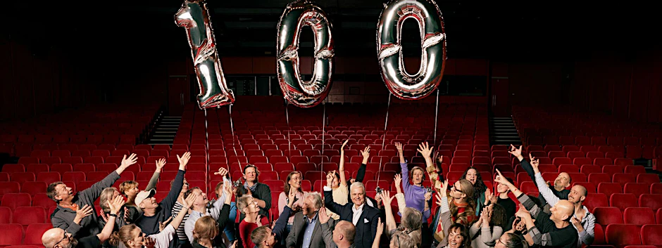 100 Jahre Komödie am Kurfürstendamm. Am 3. November wird gefeiert. In der Mitte mit Einstecktuch Theaterchef Martin Woelffer.