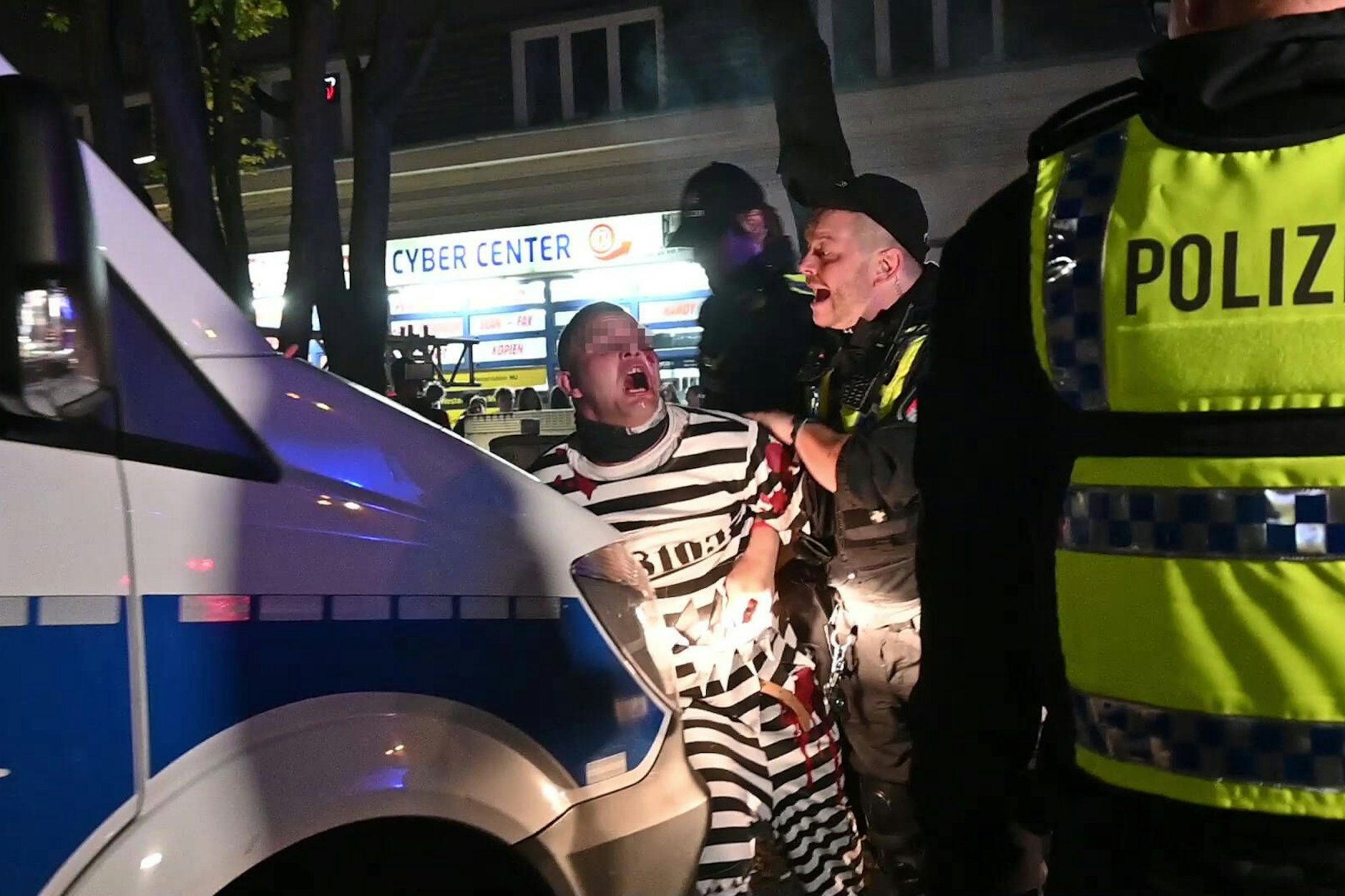 In der Halloween-Nacht muss die Polizei nicht nur mit solchen Chaoten rechnen, die über die Stränge schlagen (Symbolfoto).