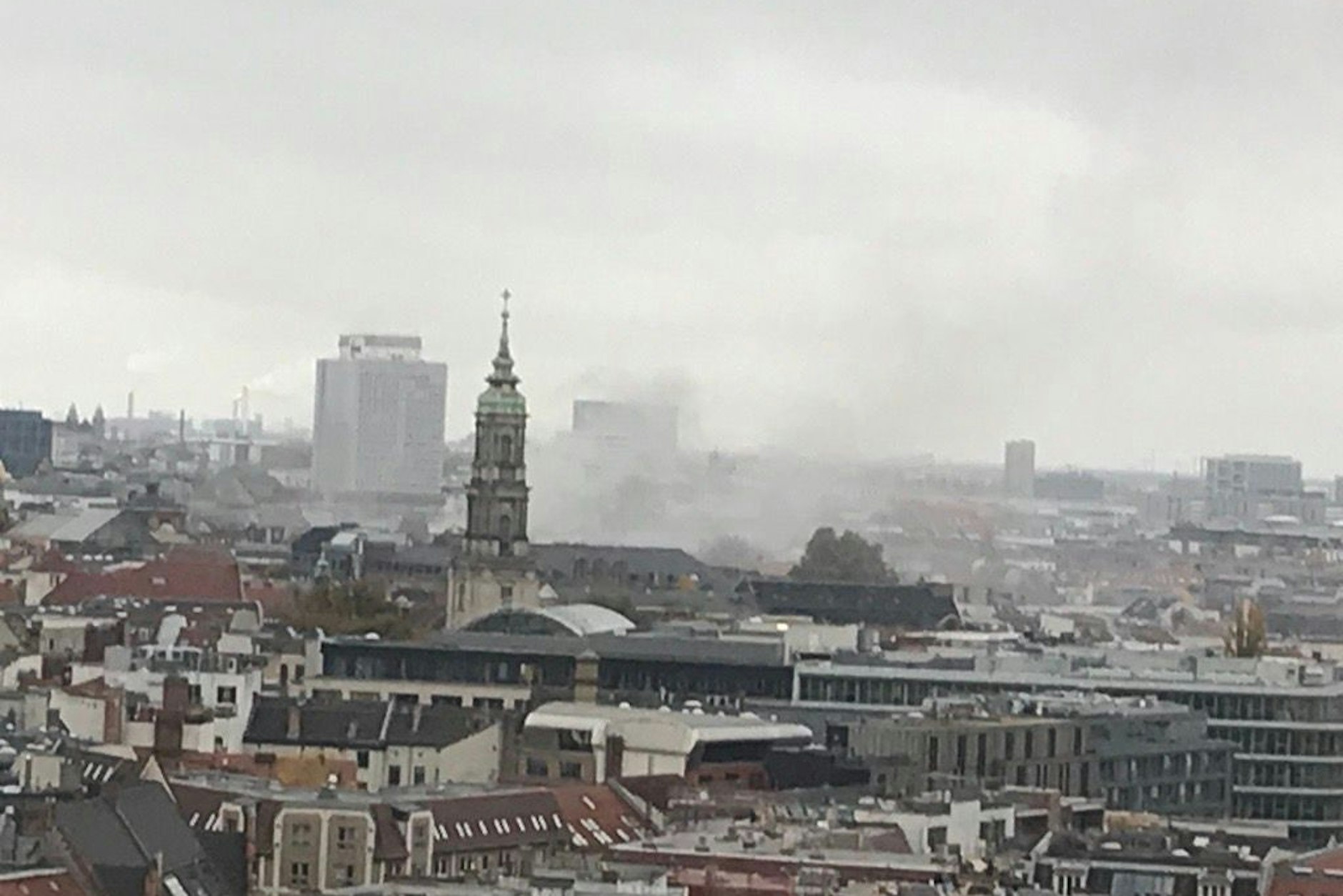 Weit über Mitte sind Rauchwolken zu sehen. In der Oranienburger Straße brennt es.