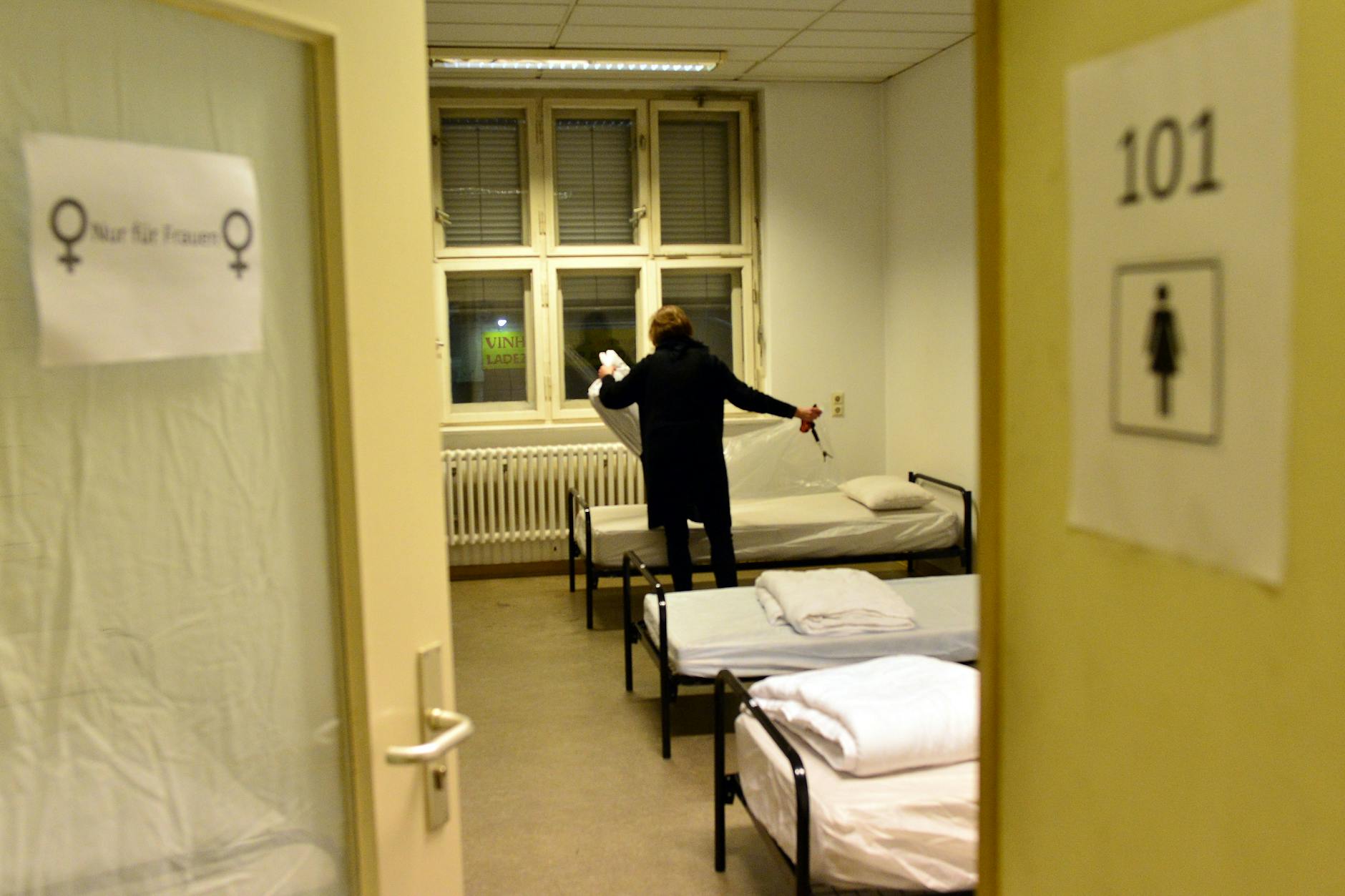 Betten in einer Einrichtung der Kältehilfe in Berlin. 