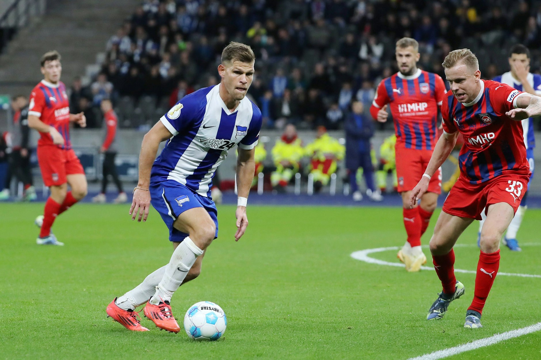 Hertha-Stürmer Florian Niederlechner wirbelte Heidenheims Abwehr ordentlich durcheinander.