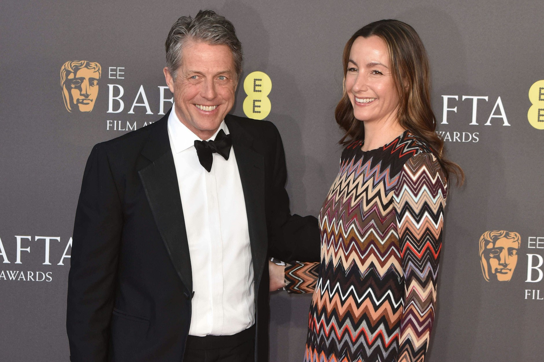 Hugh Grant mit seiner Frau Anna Eberstein bei den BAFTA Film Awards in London im Februar 2024.