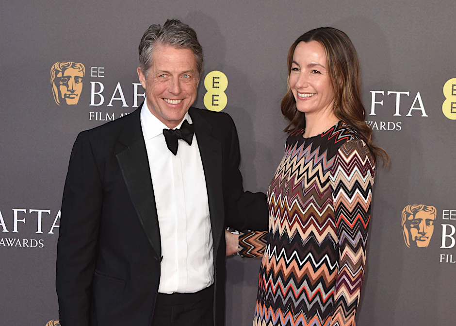 Hugh Grant mit seiner Frau Anna Eberstein bei den BAFTA Film Awards in London im Februar 2024.