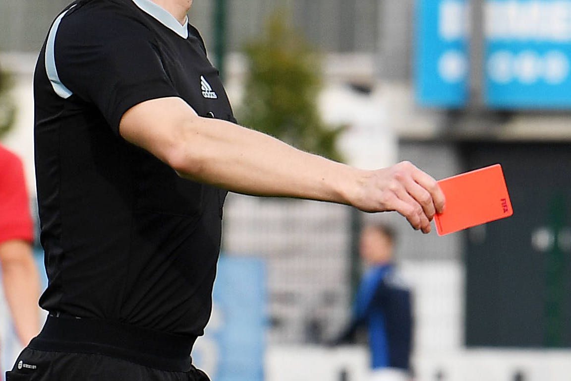 Als der Schiedsrichter die rote Karte zeigte, drehte ein Spieler durch.