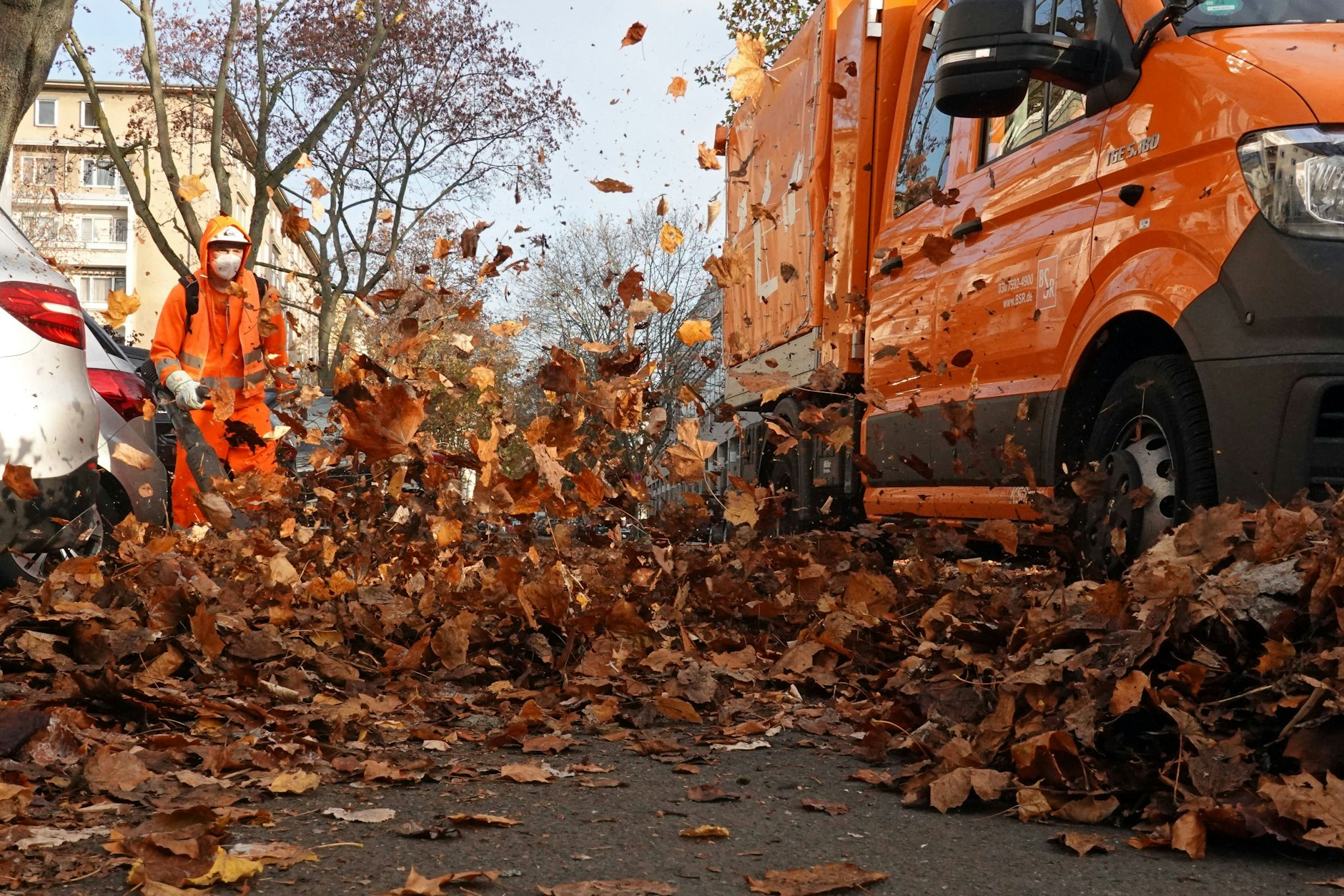 Laubfeger könnten bald Unterstützung durch Ein-Euro-Kräfte bekommen.