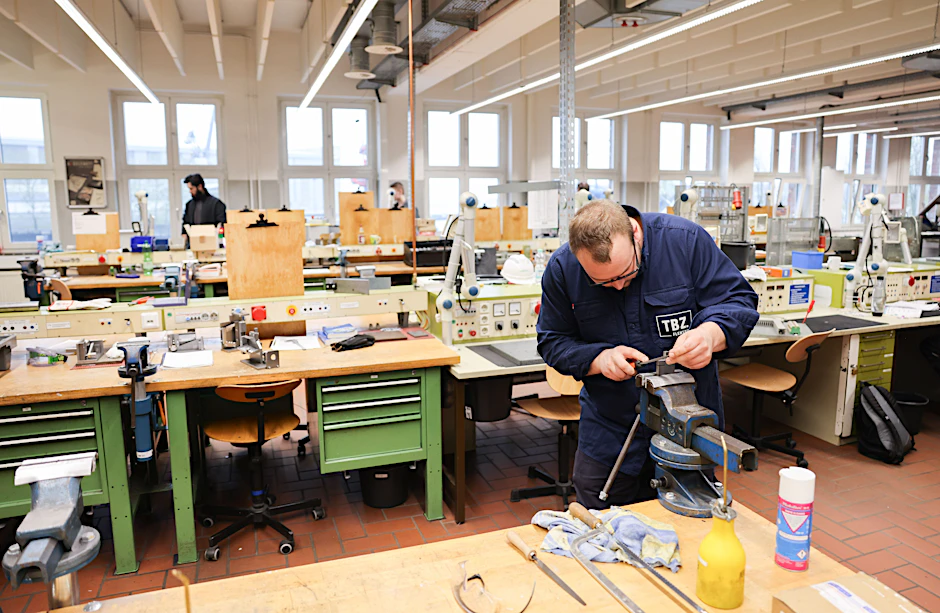 Ein Industriemechaniker in Ausbildung arbeitet an einem Werkstück.&nbsp;