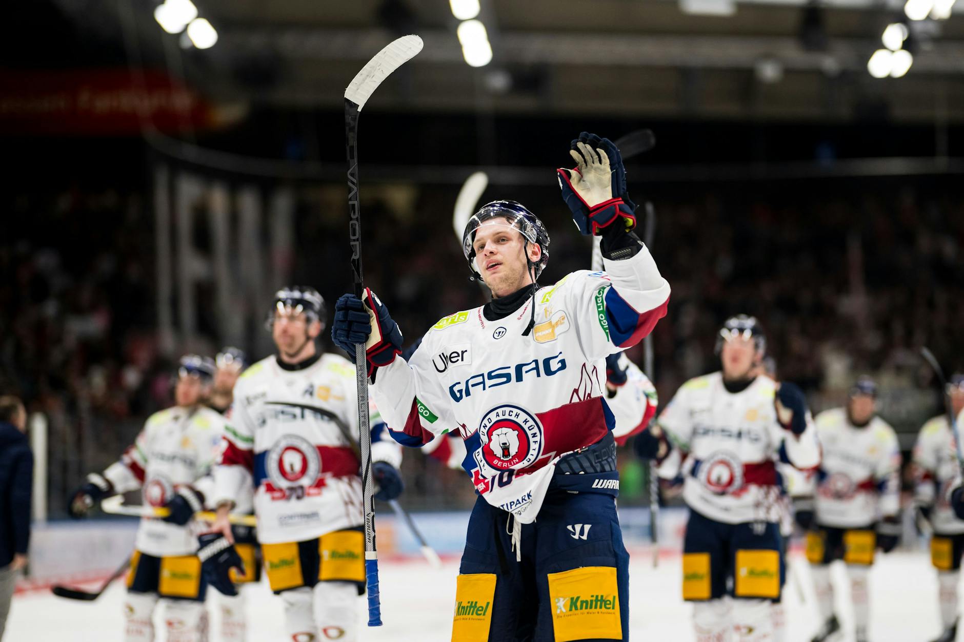 Eisbär Lean Bergmann kommt aus dem Jubeln nicht mehr heraus. Ein Tor beim 3:2 in Augsburg, es war der elfte Sieg in Folge.