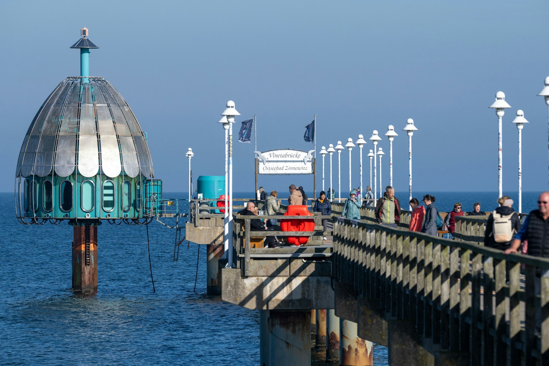 Ein Besuchermagnet an der Ostsee: Spaziergänger auf der Seebrücke von Zinnowitz. Im Sommer 2021 ereignete sich hier der tragische Unfall. 