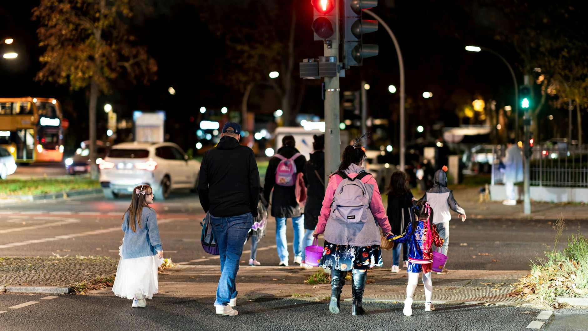Kinder ziehen am Halloween-Abend durch den Berliner Ortsteil Schmargendorf.