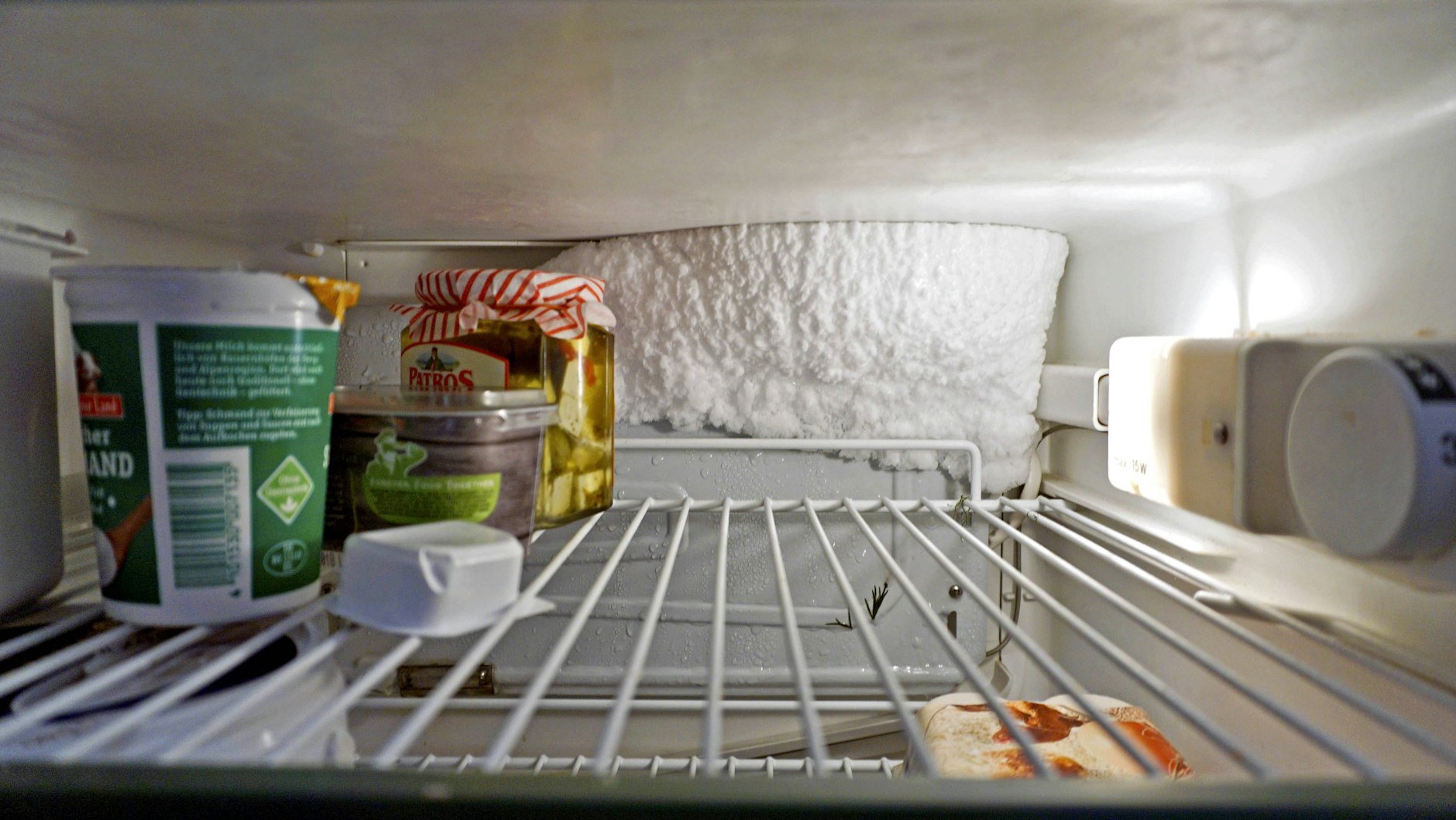 Milchprodukte wie Joghurt und Käse sollten Sie nicht im Gefrierfach lagern. 