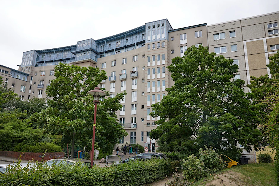 Aus diesem Wohnhaus in Altglienicke soll die Katzenbox mit dem Kleinkind geworfen worden sein.&nbsp;