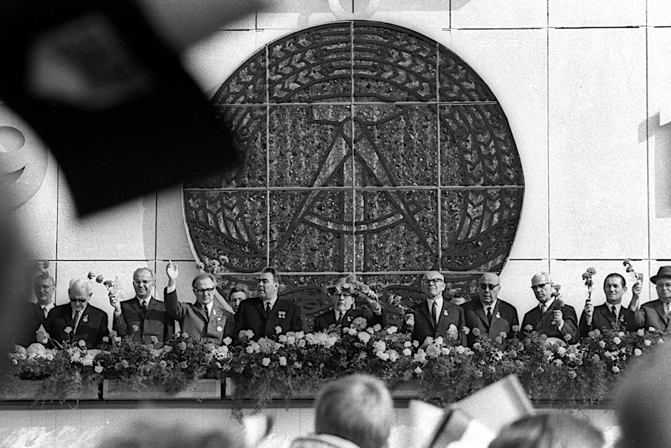 Erich Honecker, Leonid Breschnew, Staatsratsvorsitzender Walter Ulbricht, Willi Stoph und Friedrich Ebert Jr. während der Feierlichkeiten anlässlich des 20. Jahrestages der DDR