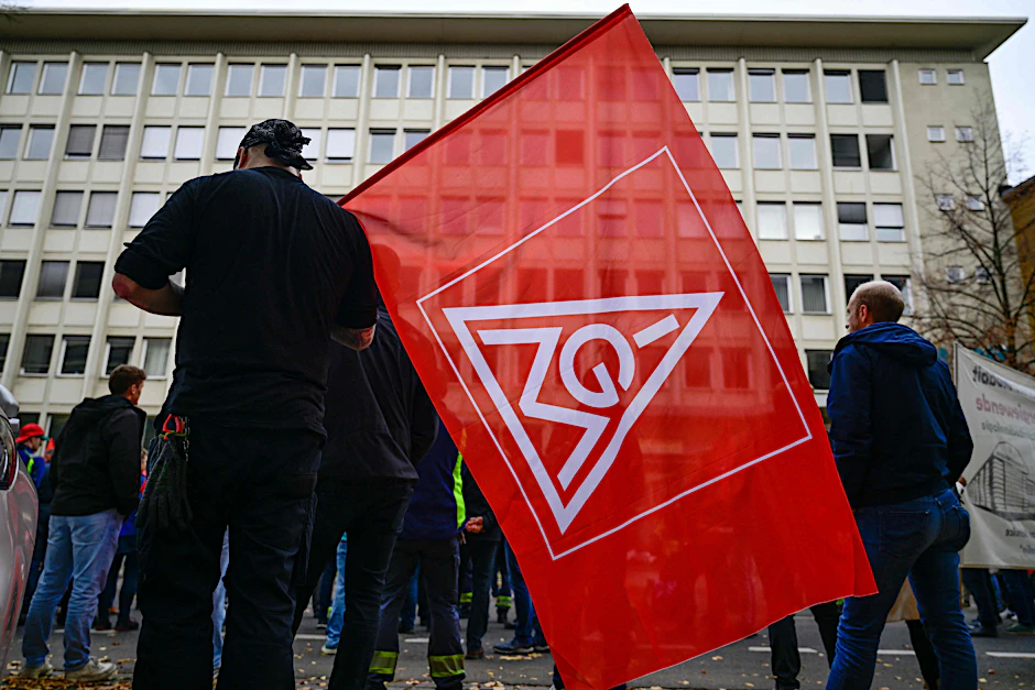 Warnstreik vor Siemens in Berlin: Für die kommende Woche kündigt die IG Metall neue Warnstreiks an.