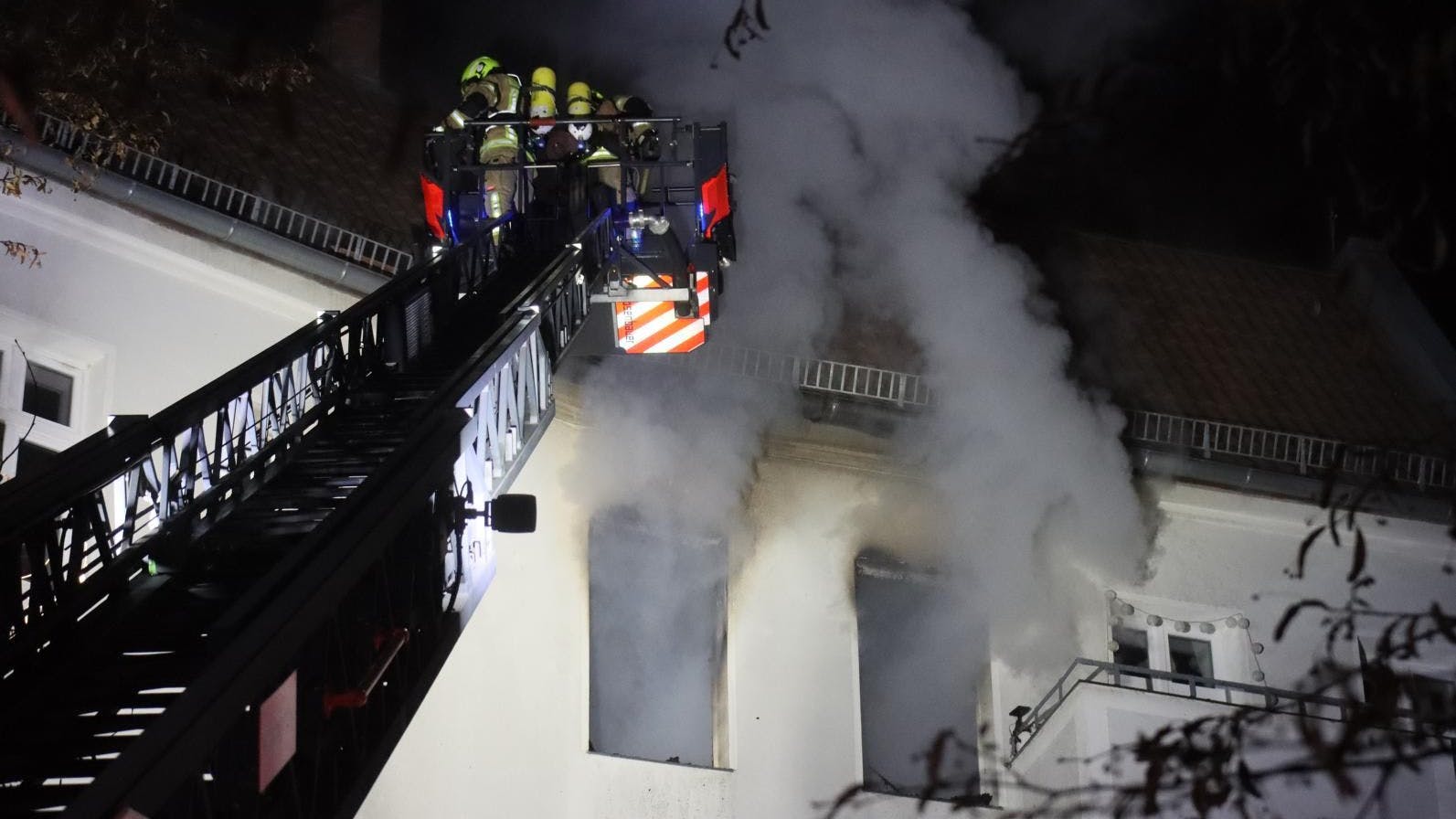 Ein Übergreifen der Flammen auf das Dach konnte verhindert werden, die Wohnung aber brannte völlig aus.