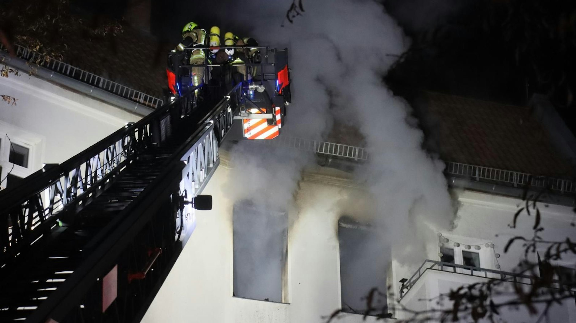 Ein Übergreifen der Flammen auf das Dach konnte verhindert werden, die Wohnung aber brannte völlig aus.