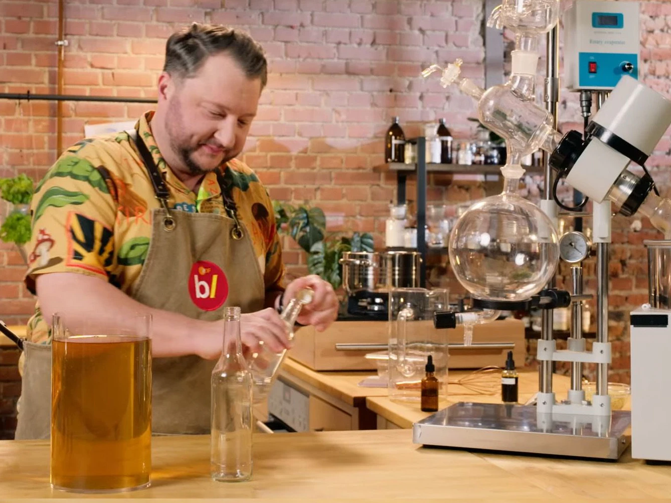 Chemielabor statt Küche: Sebastian Lege mixt in seiner Sendung Apfelkorn zusammen.