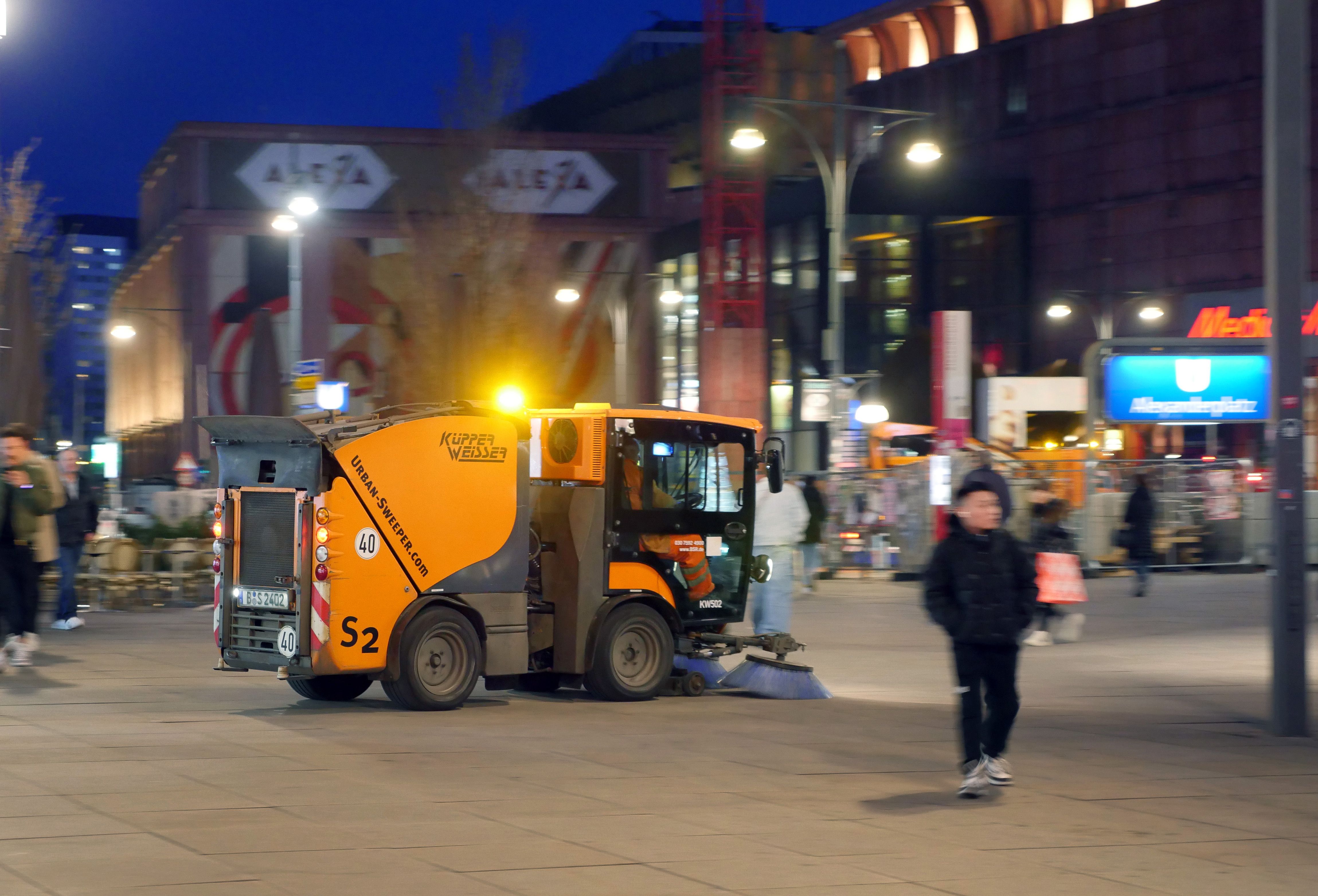 Alexanderplatz: Betrunkener schlägt mit BSR-Schaufel auf Schlafenden ein