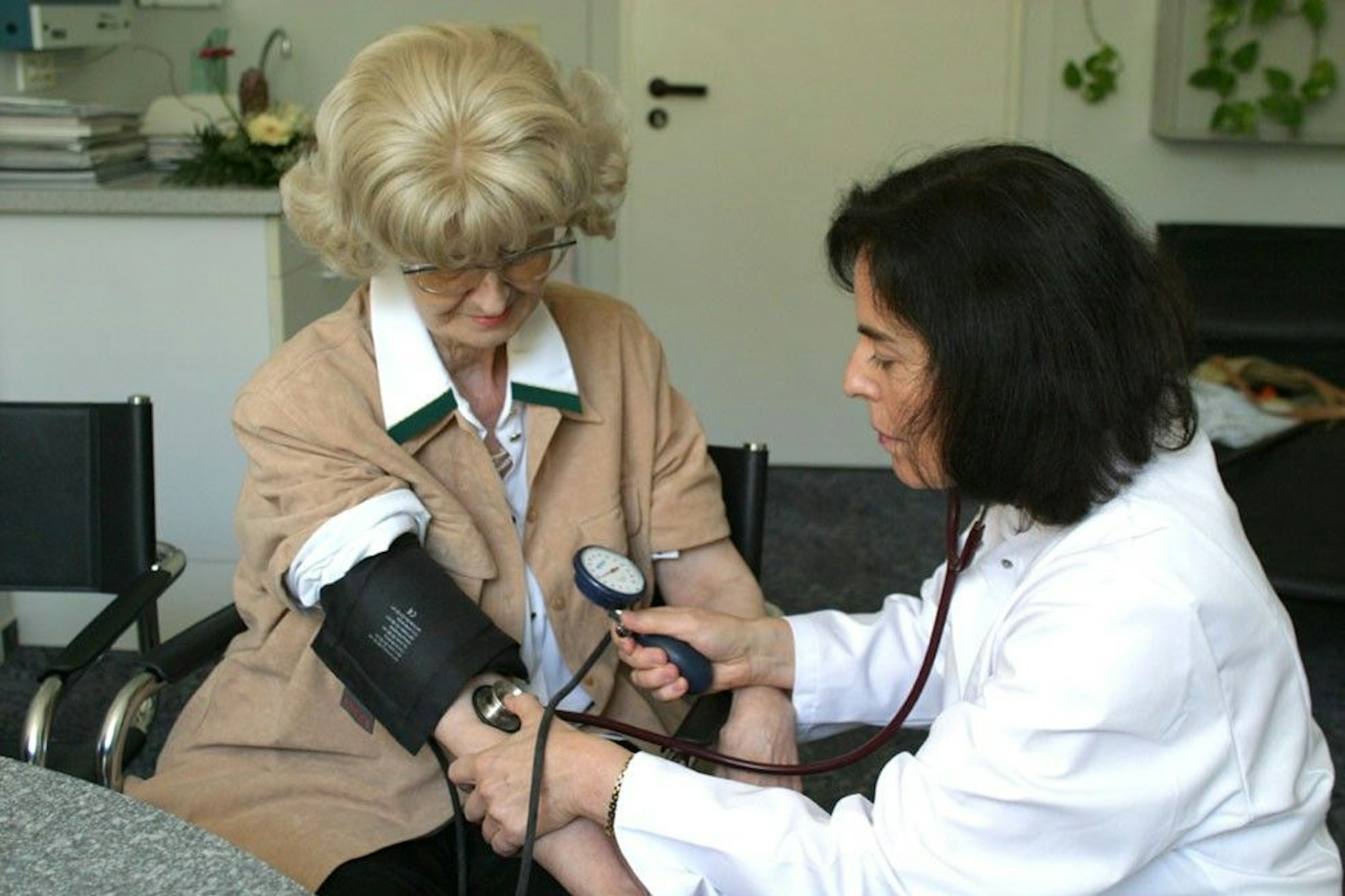 Untersuchung einer Patientin in einer Arztpraxis