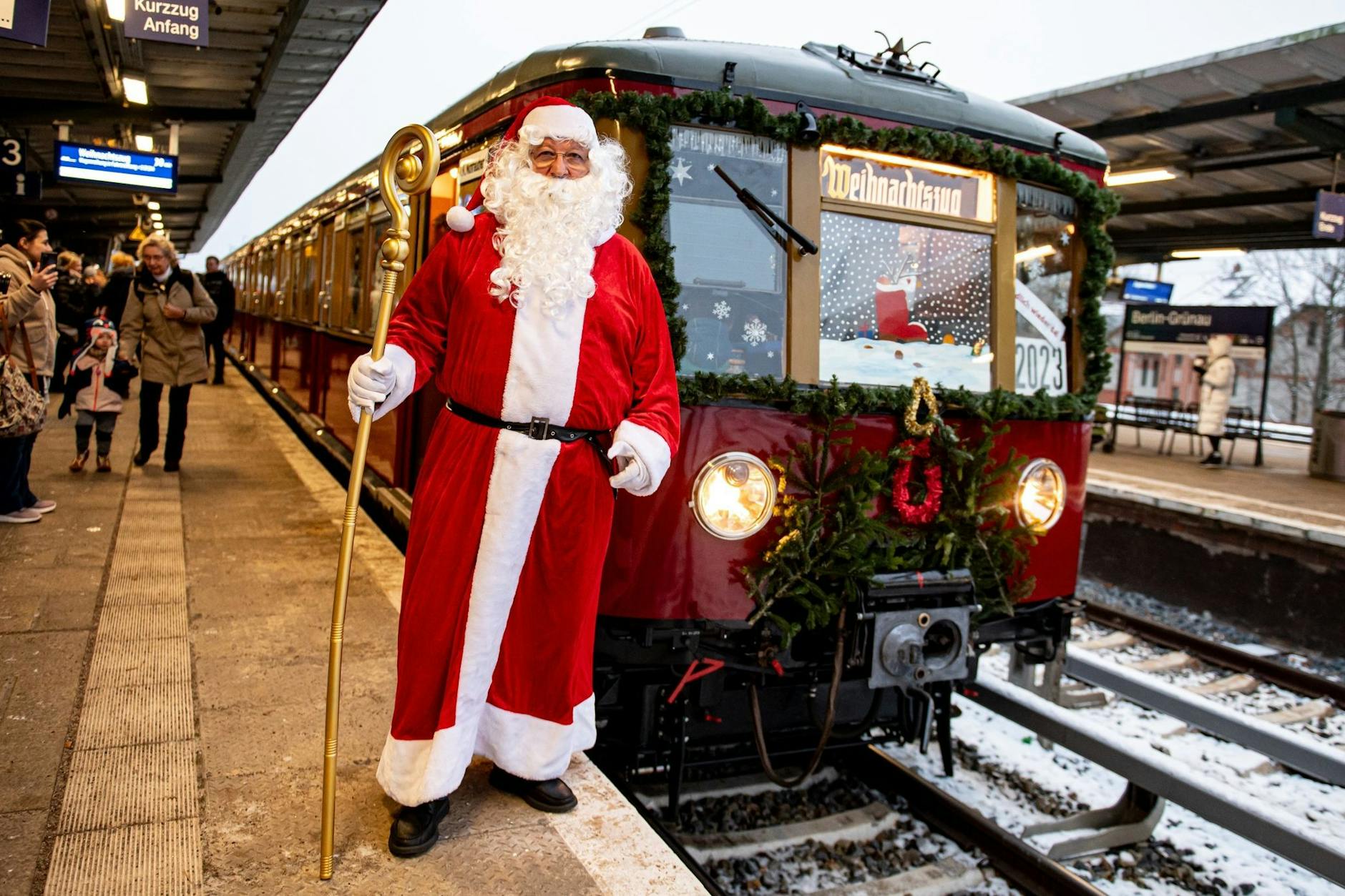 Der Weihnachtszug in der S-Bahnstation Grünau: Nach einigen Jahren Pause fährt er endlich wieder durch Berlin. 