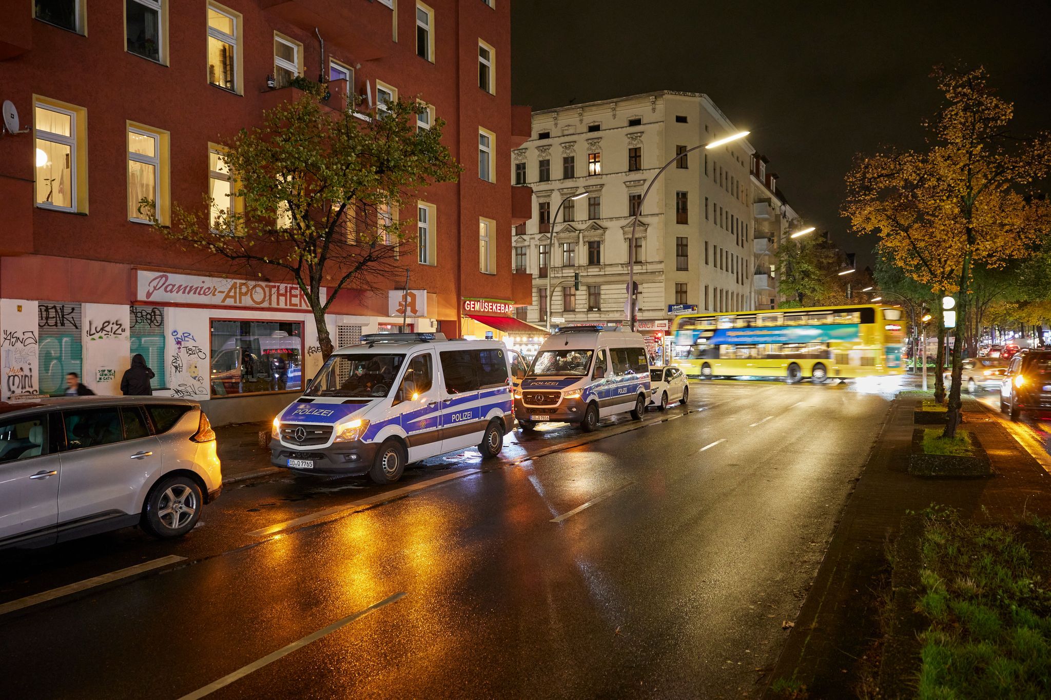 Halloween in Berlin: Brennende Barrikaden, Angriffe gegen die Polizei und Festnahmen