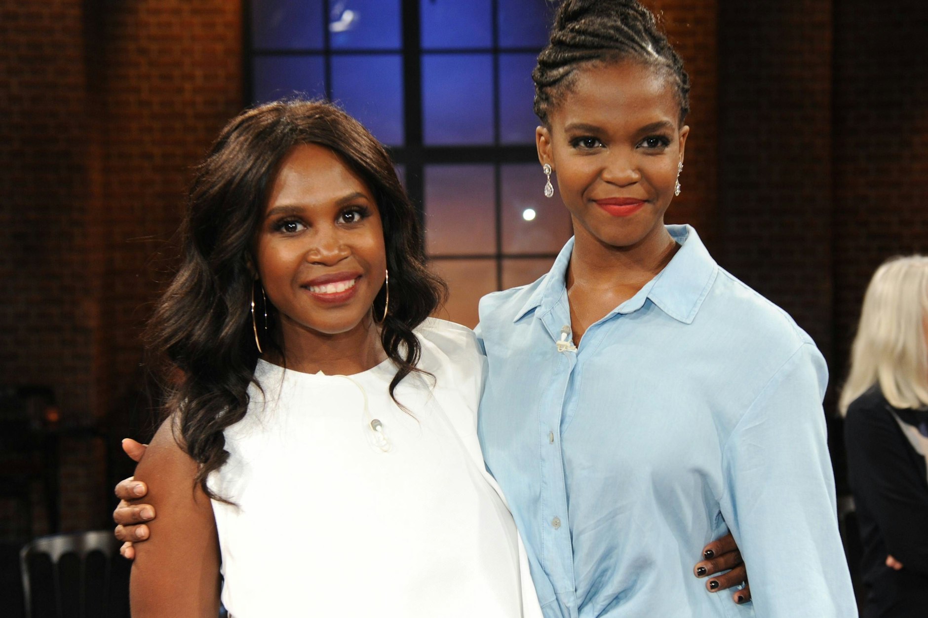 Motsi Mabuse (links) und Oti Mabuse sind Geschwister. Beide standen bzw. stehen für „Let’s Dance“ und die britische Variante „Strictly Come Dancing“ vor der Kamera.