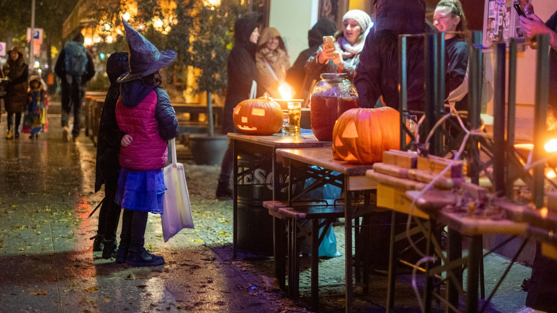 In manchen Berliner Kiezen wird die Halloween-Nacht jedes Jahr mit viel Liebe vorbereitet und ausgerichtet - zur Freude kleiner und großer Gespenster.