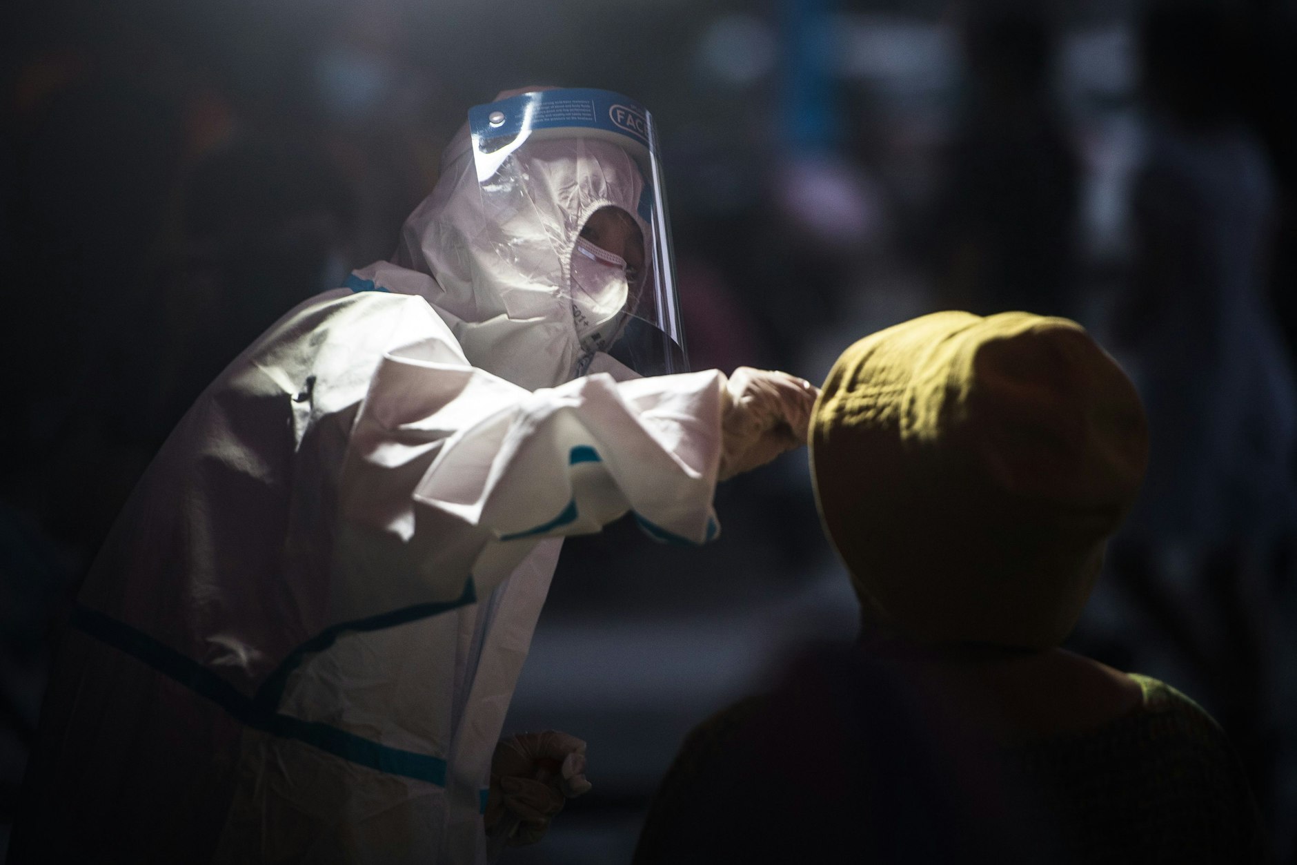 Wuhan, 2021: Ein medizinischer Mitarbeiter macht bei Einwohner eine Abstrichprobe für einen Corona-Test.