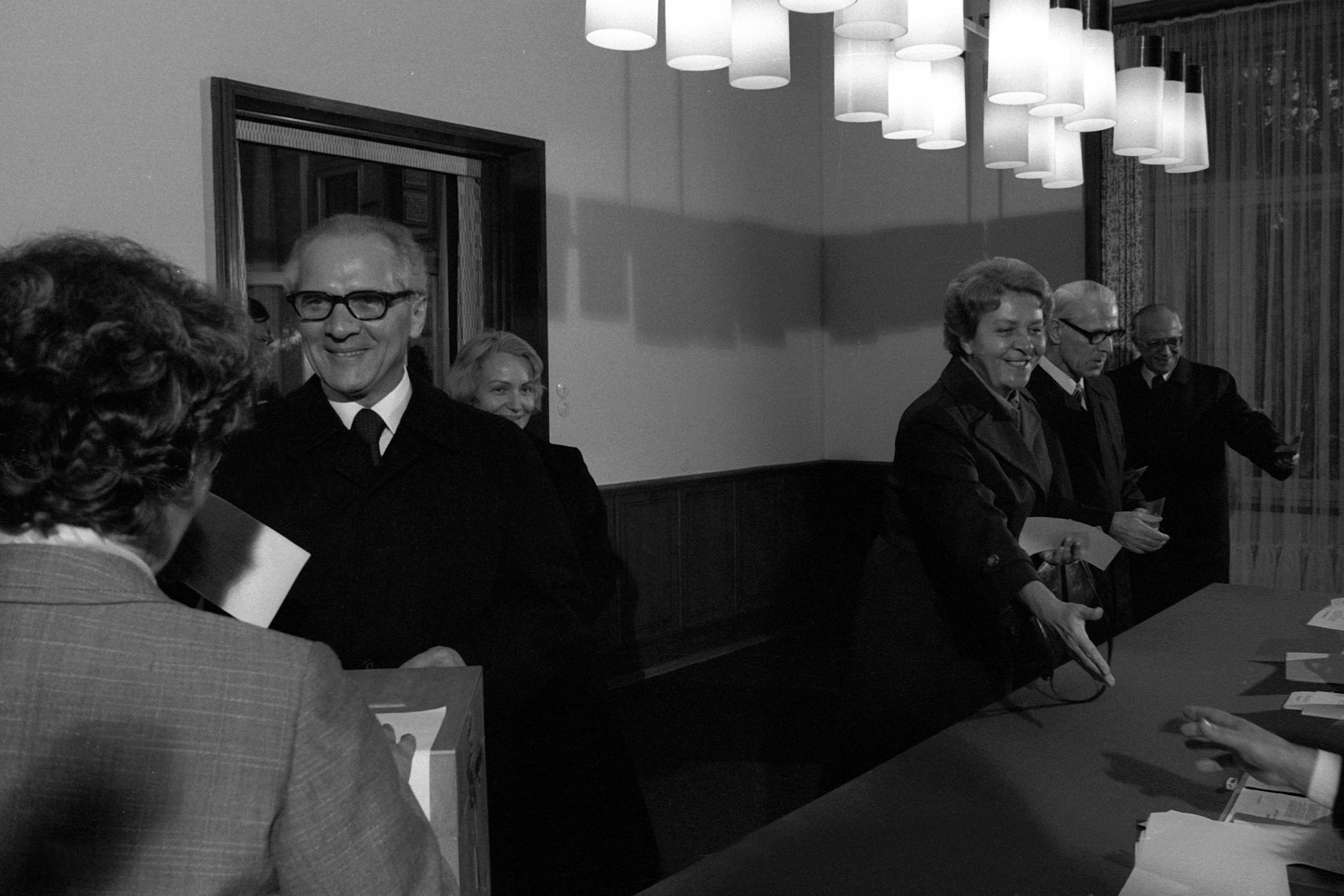 Erich Honecker, seine Ehefrau Margot Honecker, Staatsratsvorsitzender Willi Stoph und Horst Sindermann anlässlich der Volkskammerwahlen in Berlin