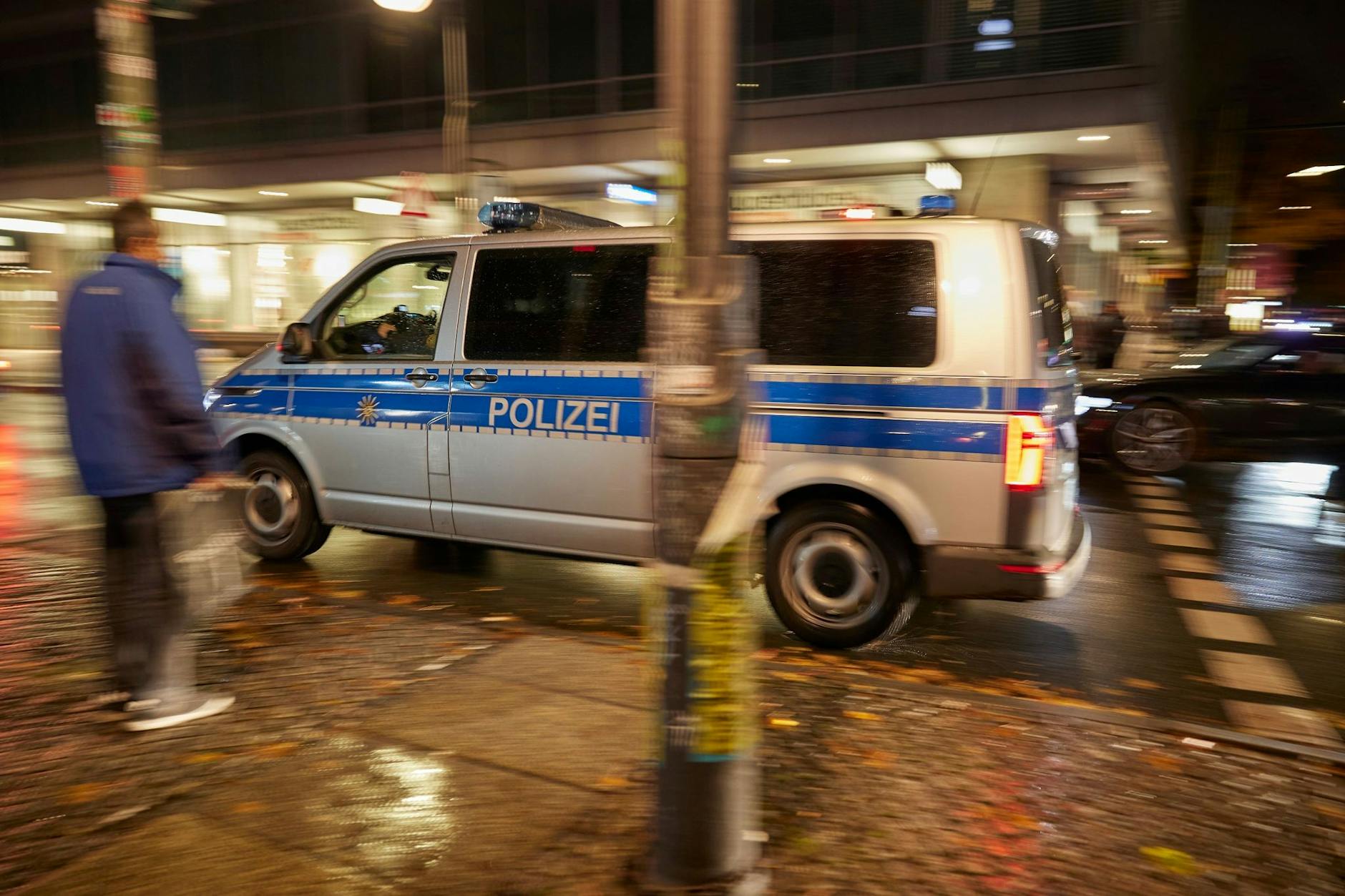 Pyrotechnik kann beeindruckend sein, aber auch gefährlich, wenn Sicherheitsabstand und Vorsicht fehlen. Fehlzündungen und Nähe zu brennbaren Materialien erhöhen das Risiko von Verletzungen und Bränden. (Symbolfoto)