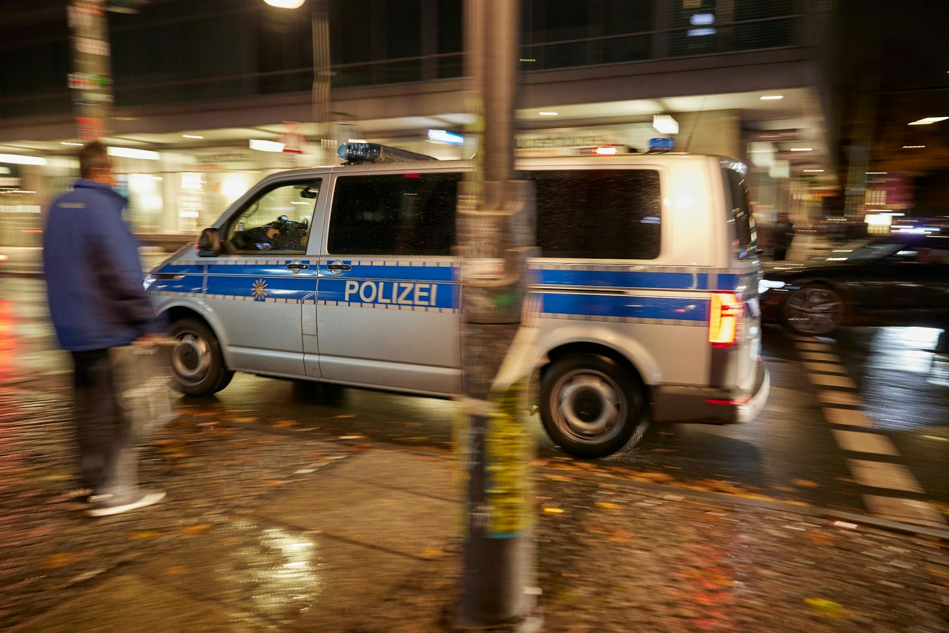 Pyrotechnik kann beeindruckend sein, aber auch gefährlich, wenn Sicherheitsabstand und Vorsicht fehlen. Fehlzündungen und Nähe zu brennbaren Materialien erhöhen das Risiko von Verletzungen und Bränden. (Symbolfoto)