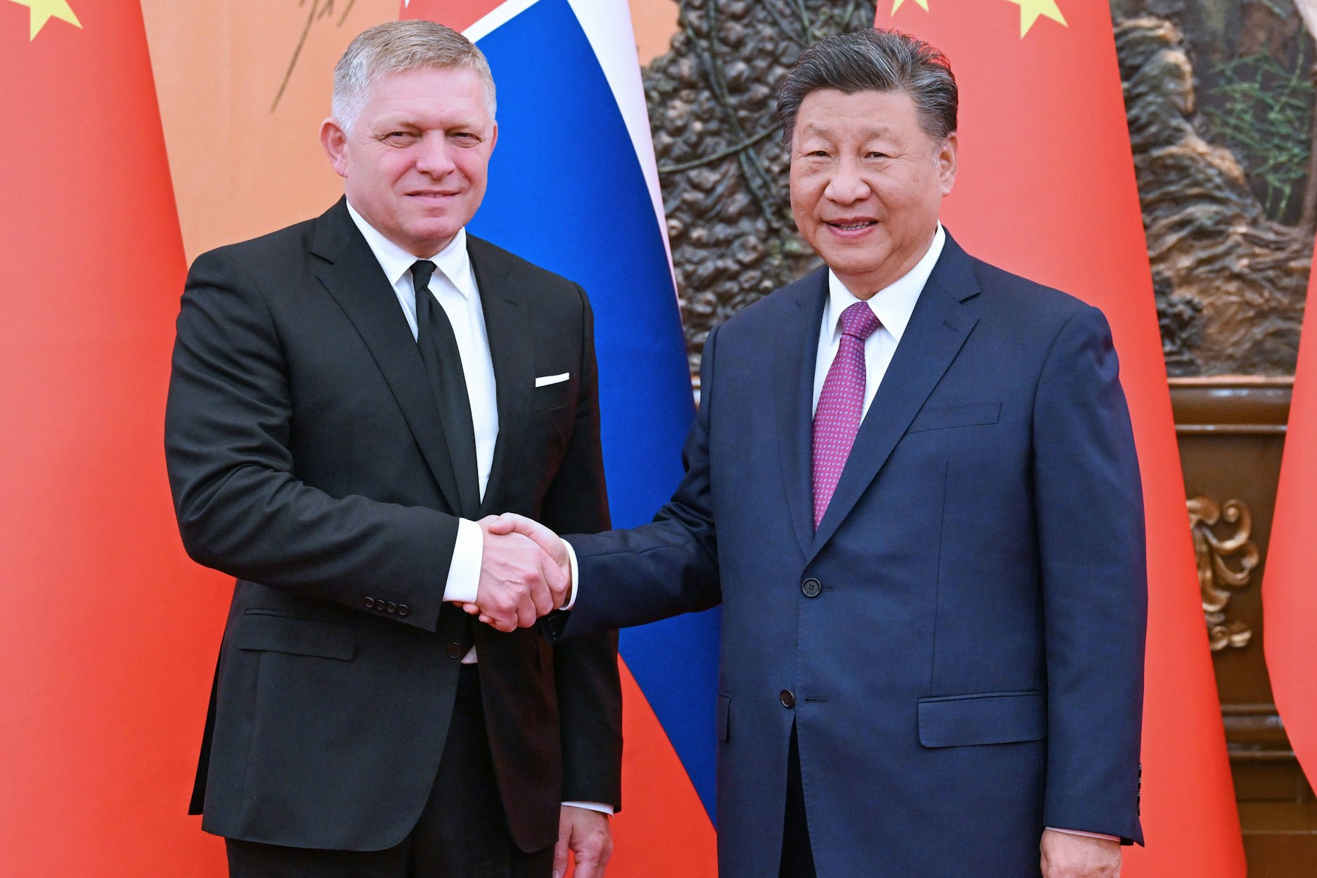 Der slowakische Ministerpräsident Robert Fico (l.) mit dem chinesischen Staatschef Xi Jinping am Freitag in Peking.