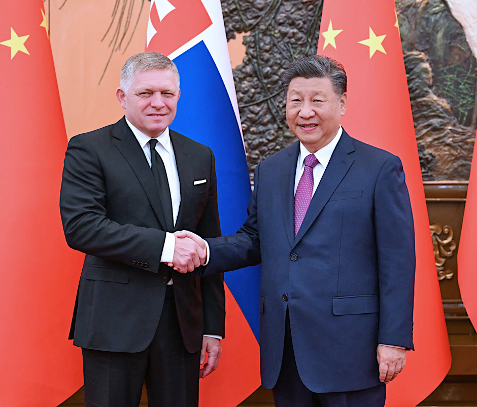 Der slowakische Ministerpräsident Robert Fico (l.) mit dem chinesischen Staatschef Xi Jinping am Freitag in Peking.