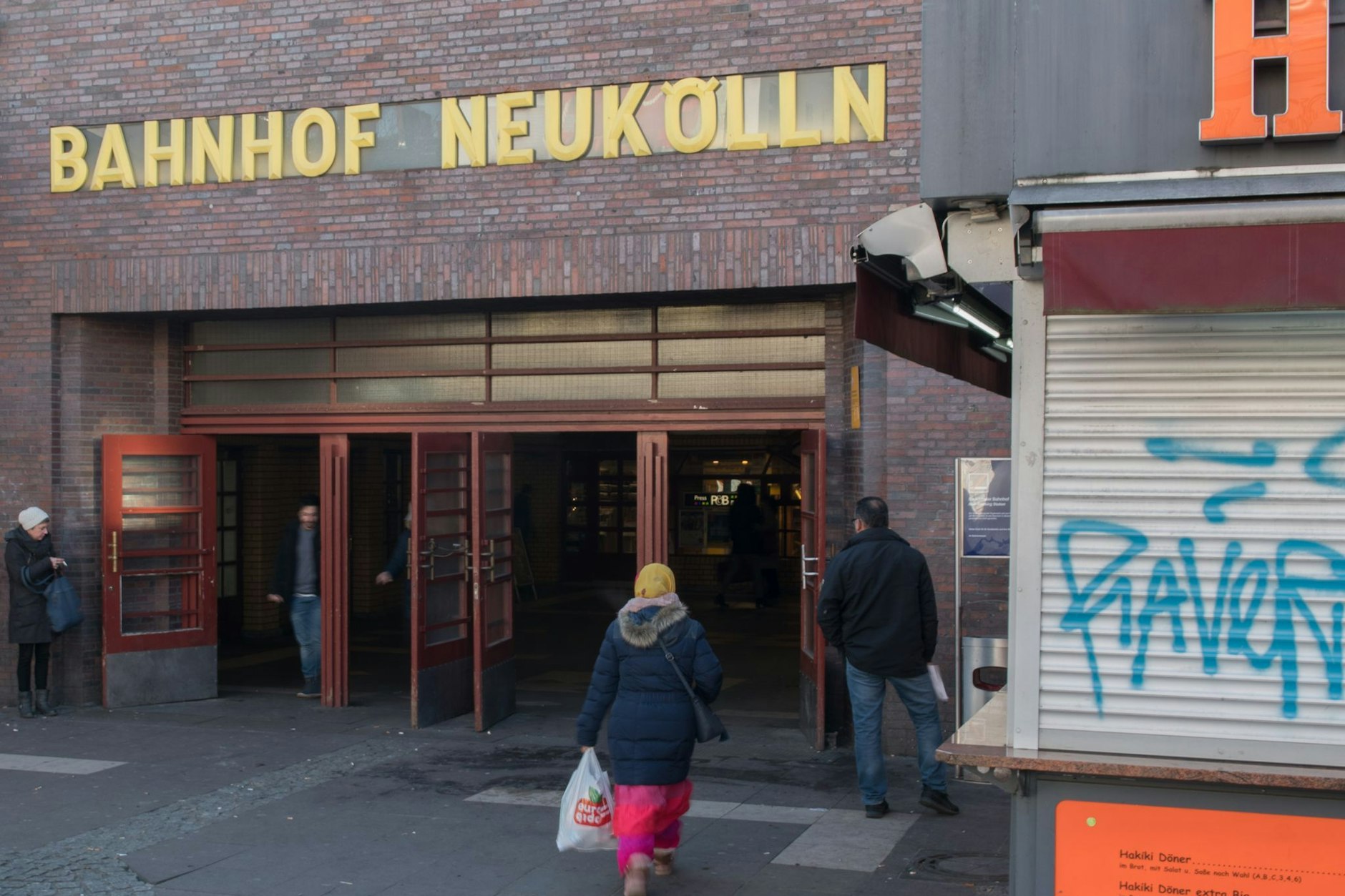 Am S-Bahnhof Neukölln hatte die Polizei den Mann kontrolliert, der den Sprengstoff bei sich trug. Er ist auf der Flucht. Die Polizei fahndet auch nach einem mutmaßlichen Komplizen. (Archivbild)