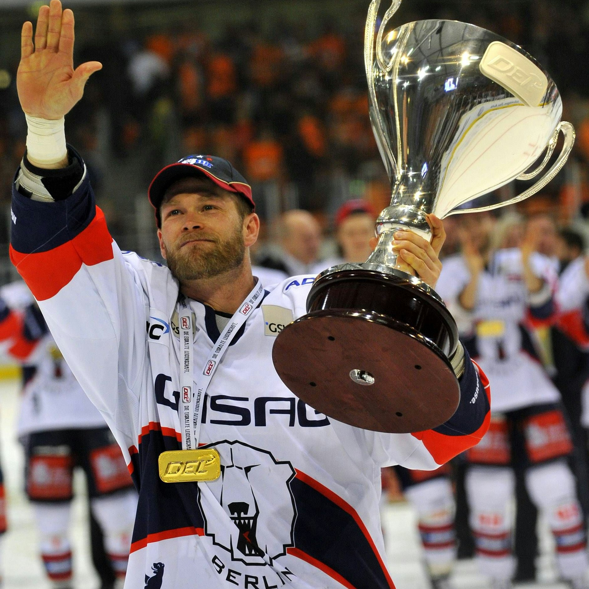 Insgesamt fünfmal jubelte Steve Walker im Eisbärentrikot mi dem Meister-Pokal.