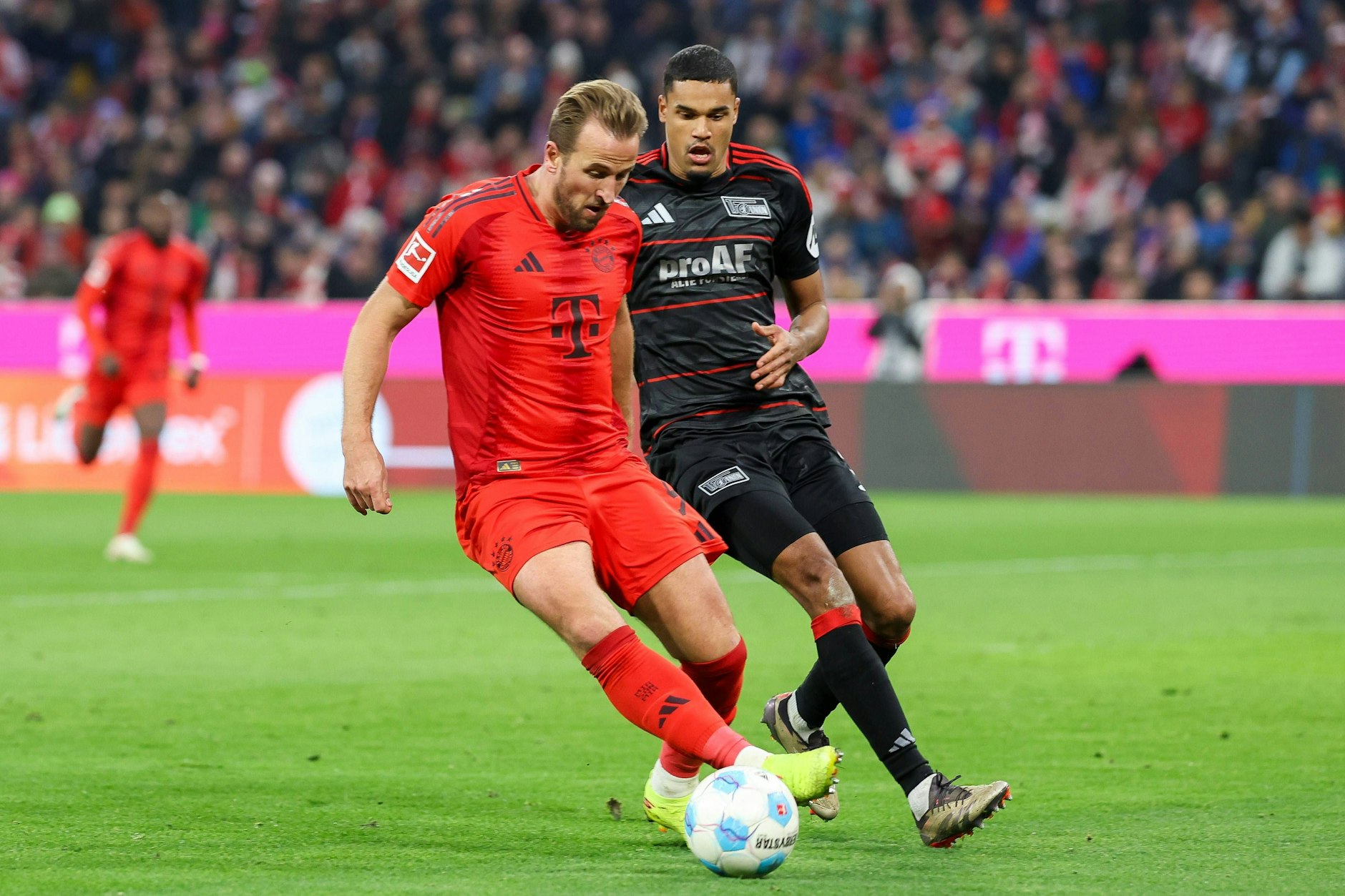 Auch Danilho Doekhi (r.) bekam Harry Kane nicht richtig in den Griff. Der Engländer erzielte gegen den 1. FC Union Berlin zwei Tore und bereitete ein weiteres vor.