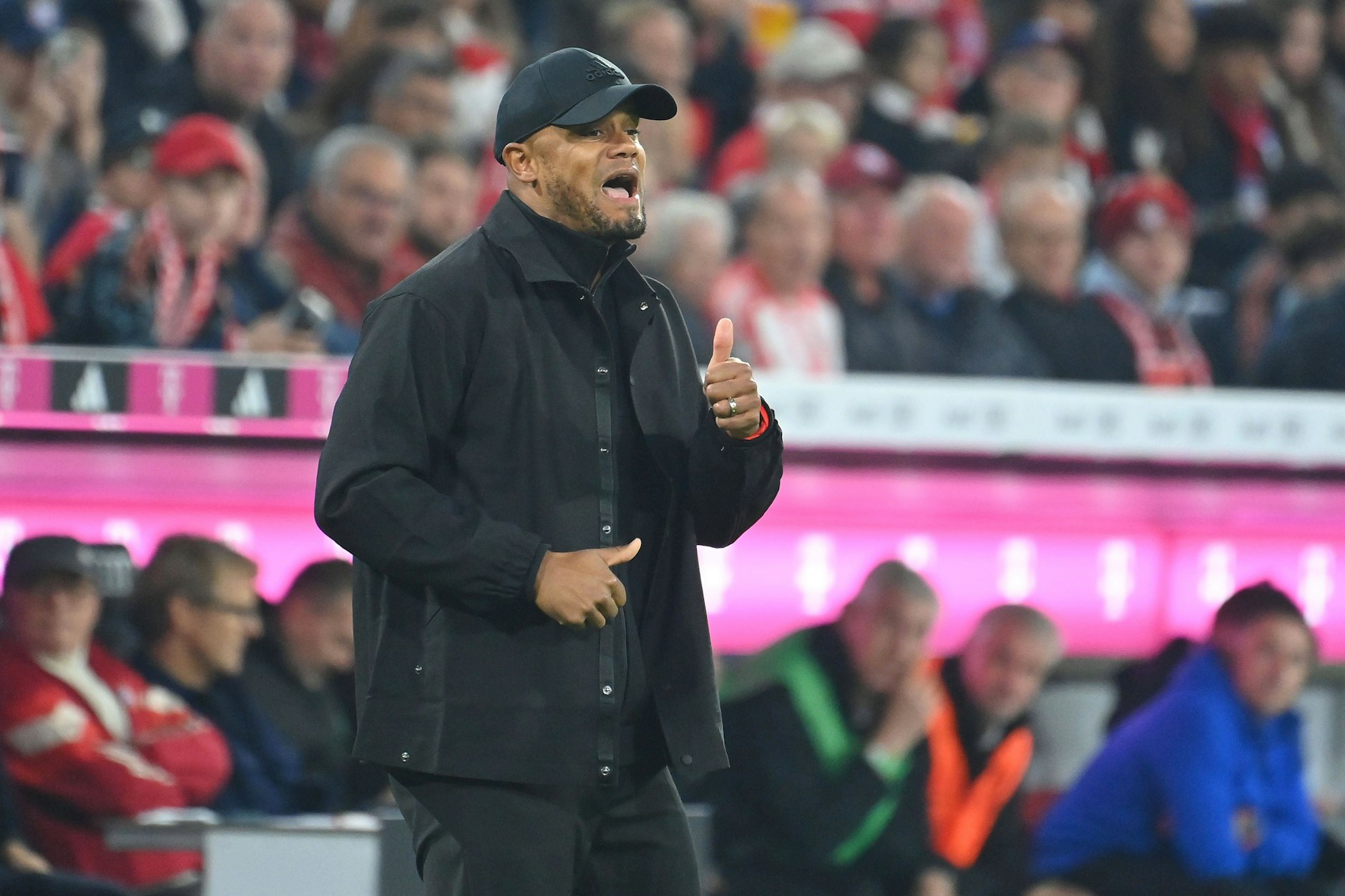 Daumen hoch: Bayern-Trainer Vincent Kompany (38) zeigt sich beeindruckt von den Leistungen des 1. FC Union.