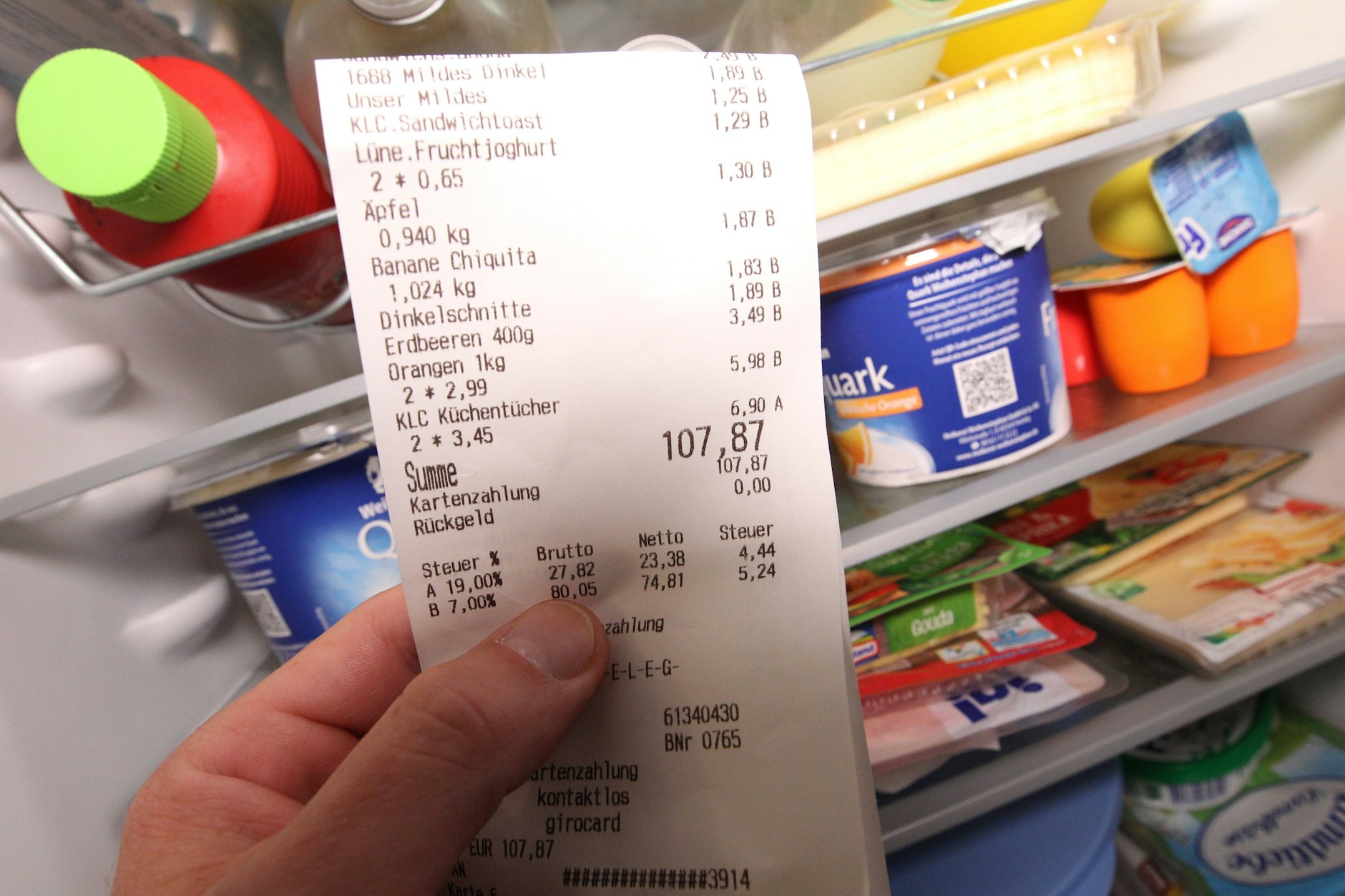 Die Rechnung, die man an der Supermarktkasse bezahlen muss, wird immer größer. Einige Produkte sind im Preis besonders stark gestiegen.