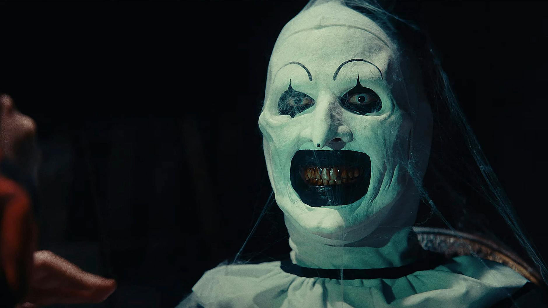 Horror-Clown Art spielt die Hauptrolle im Film Terrifier 3 - ein Film, der einigen Zuschauern im Kino schwer zusetzt.