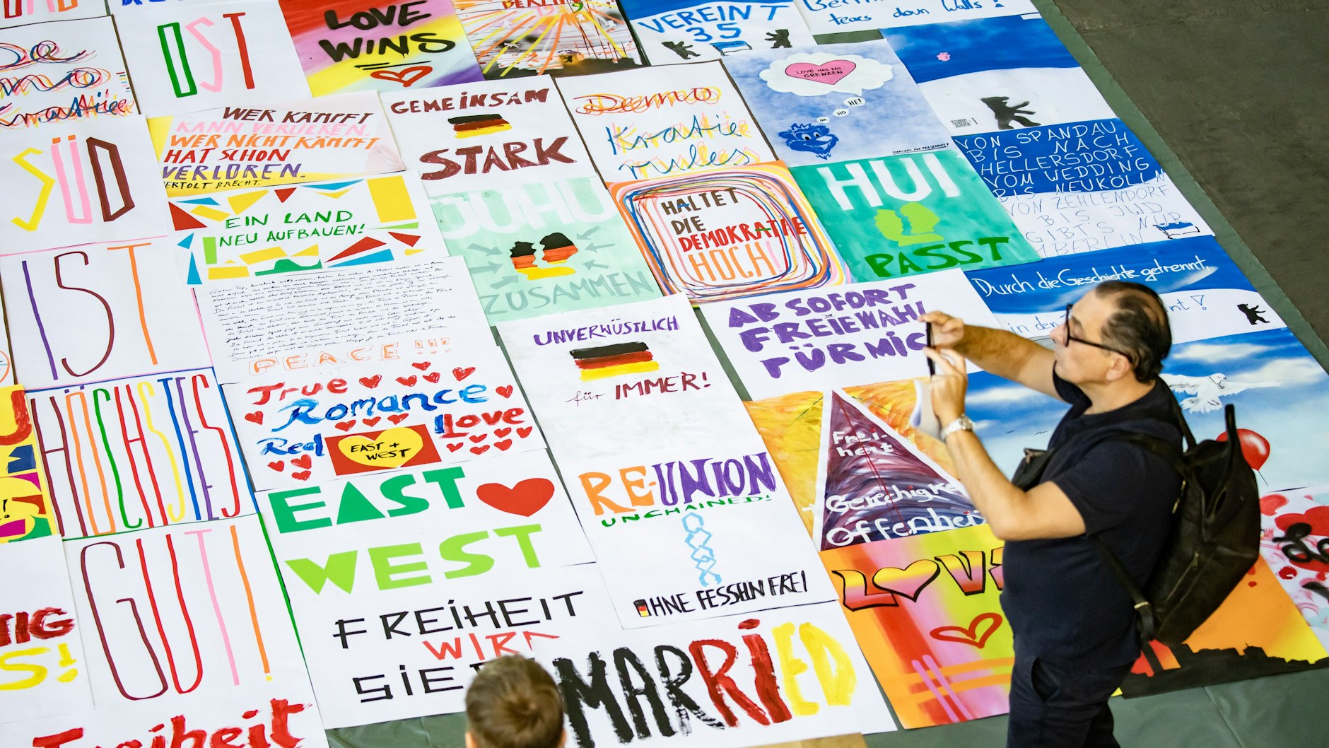 Ein Abschnitt des Verlaufs der Berliner Mauer soll mit unzähligen Plakaten geschmückt werden.