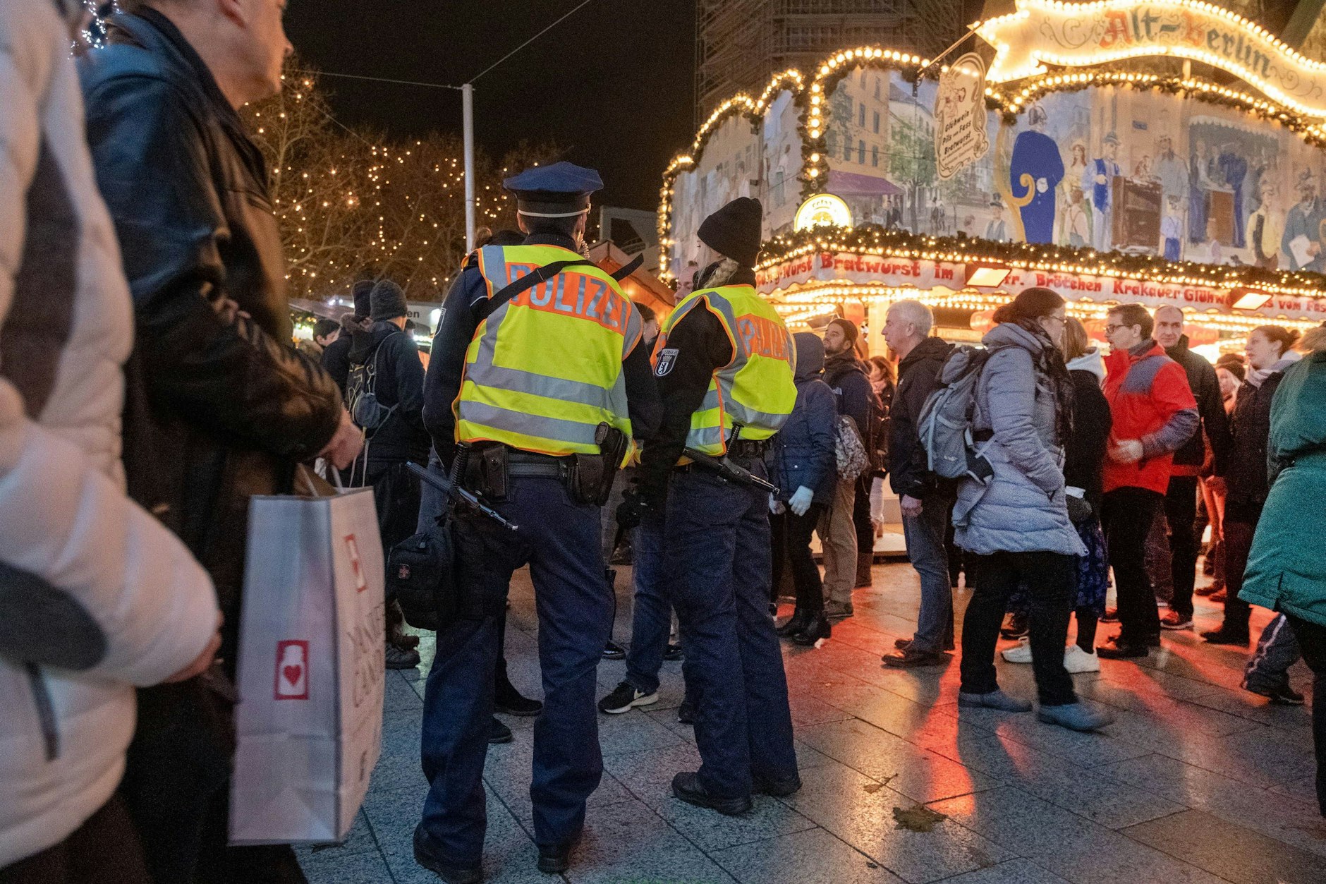 Polizisten patrouillieren auf dem Weihnachtsmarkt am Breitscheidplatz vor der Gedächtniskirche in Berlin. (Archivbild)