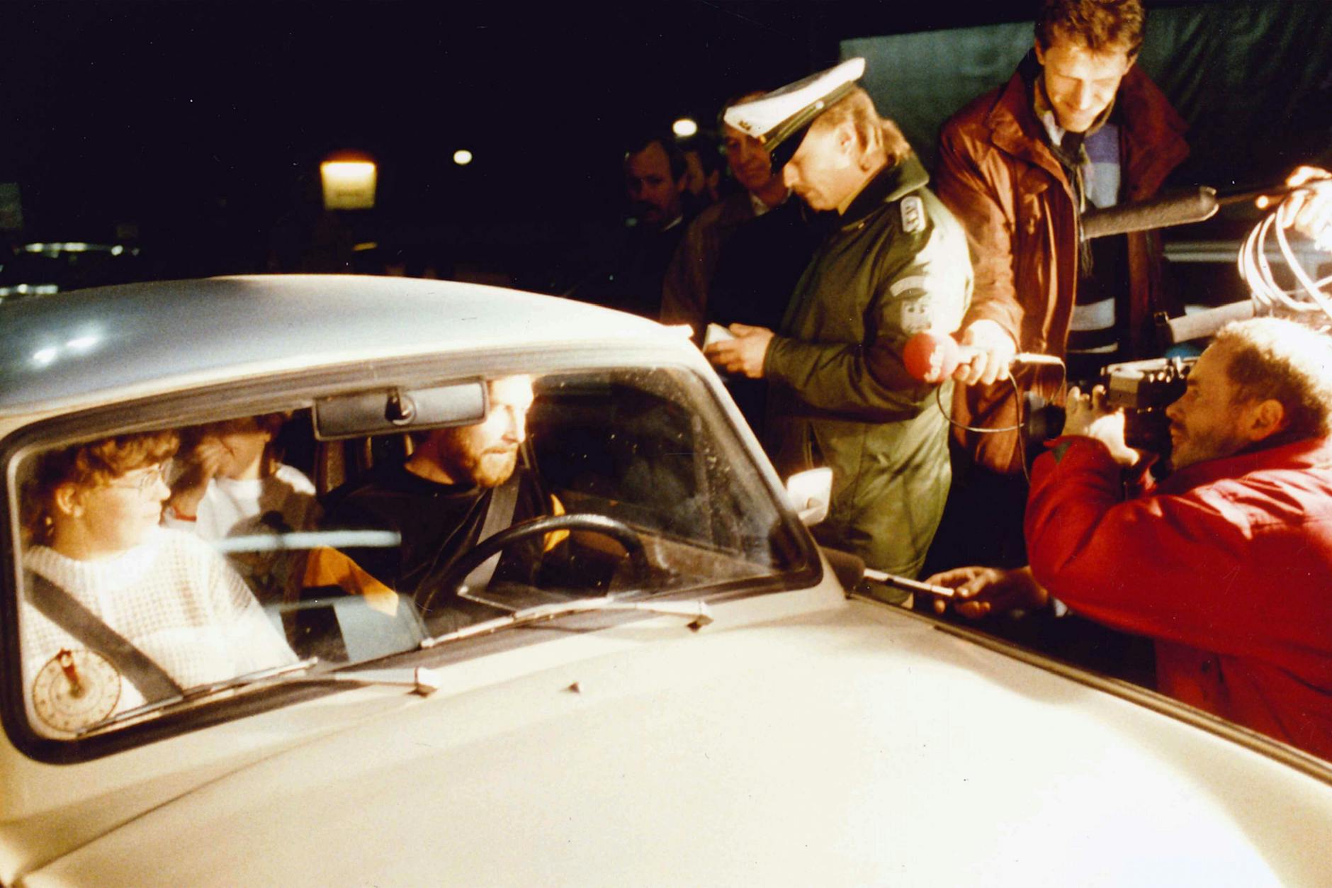 Helmstedt, Marienborn 09.11.1989, Autobahnkontrollpunkt, Grenzübergang Helmstedt-Marienborn in Richtung DDR in der Nacht der Grenzöffnung gegen 23.00 Uhr am 09.11.1989 als die ersten DDR-Bürger in Richtung Westen kamen. (Archiv)