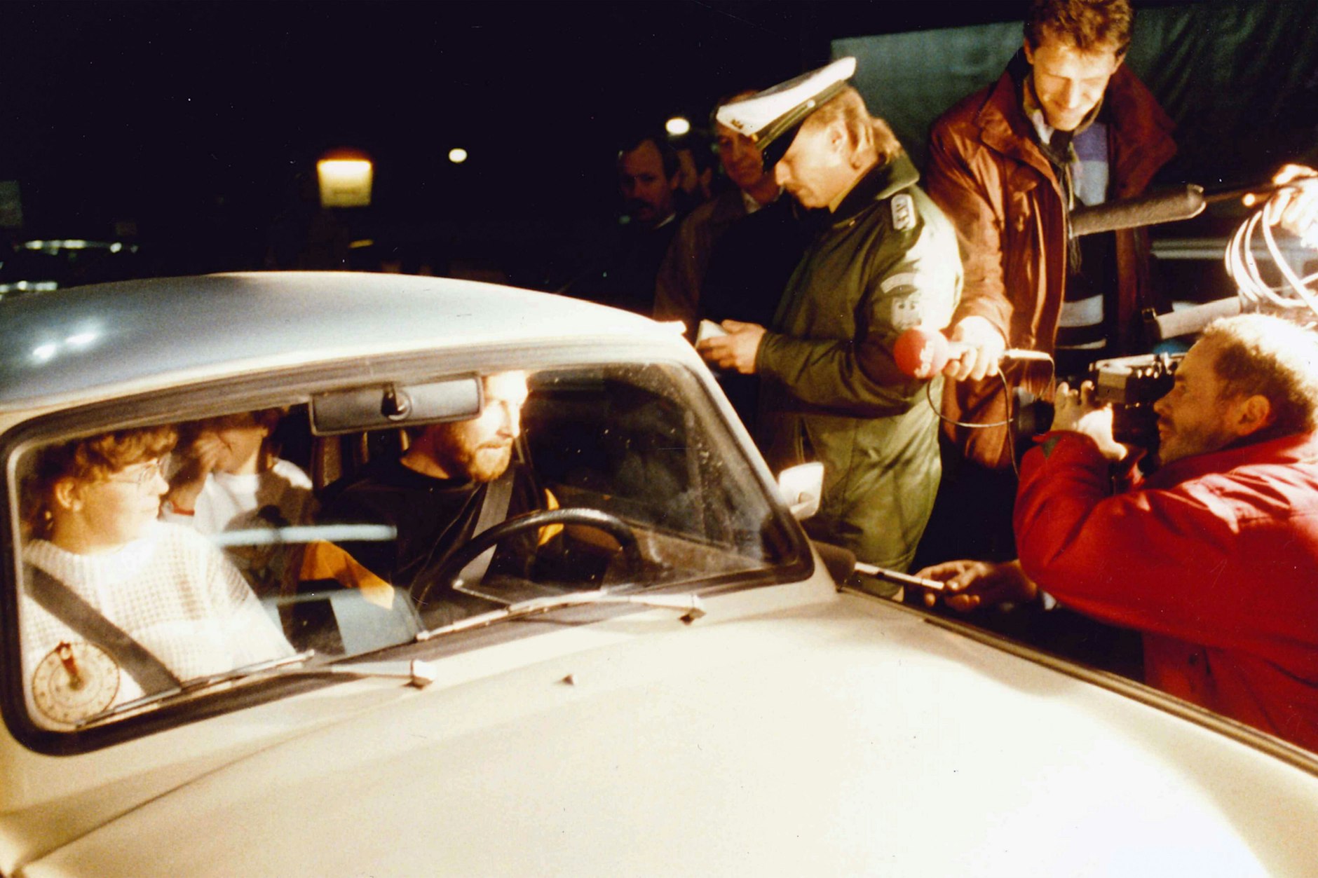 Helmstedt, Marienborn 09.11.1989, Autobahnkontrollpunkt, Grenzübergang Helmstedt-Marienborn in Richtung DDR in der Nacht der Grenzöffnung gegen 23.00 Uhr am 09.11.1989 als die ersten DDR-Bürger in Richtung Westen kamen. (Archiv)