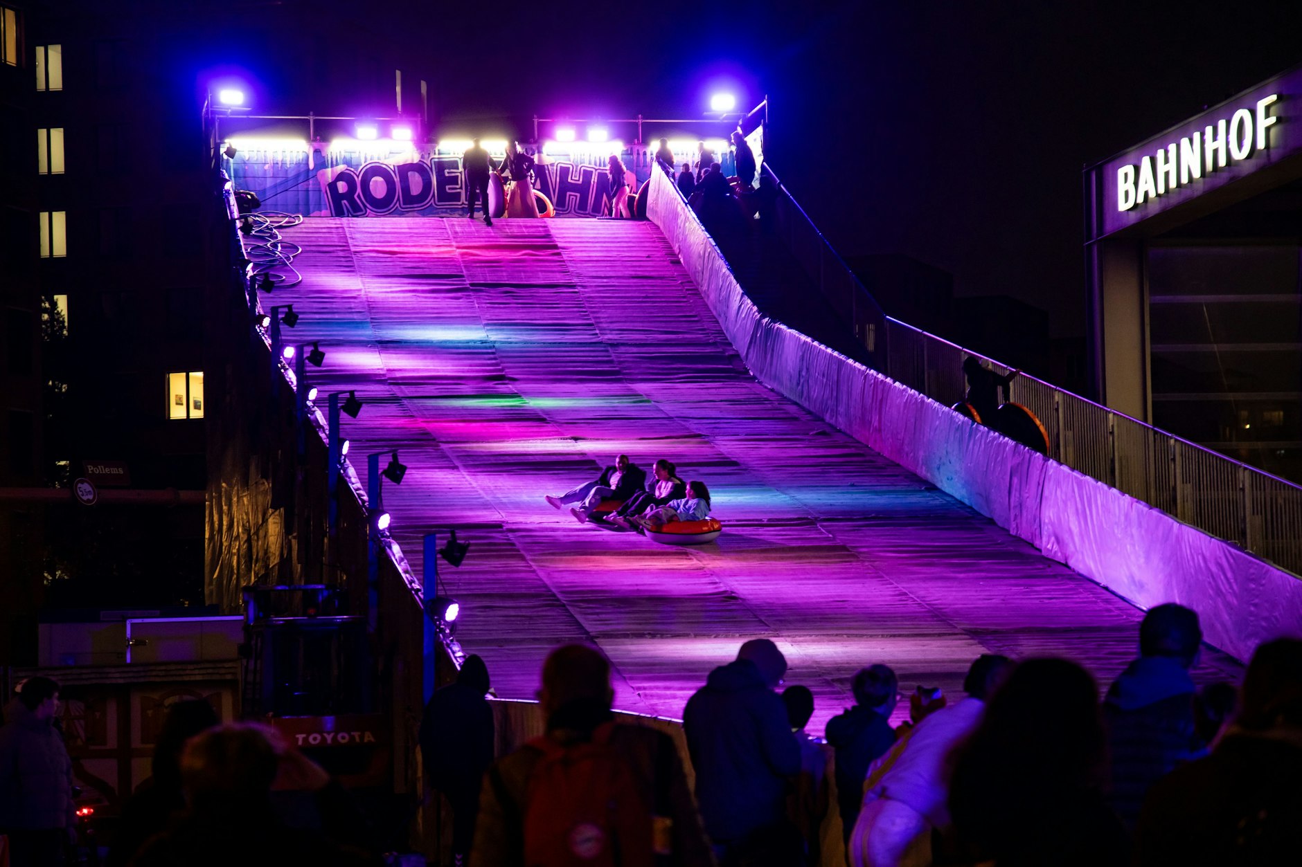 Highlight der Winterwelt am Potsdamer Platz: die große Rodelbahn.