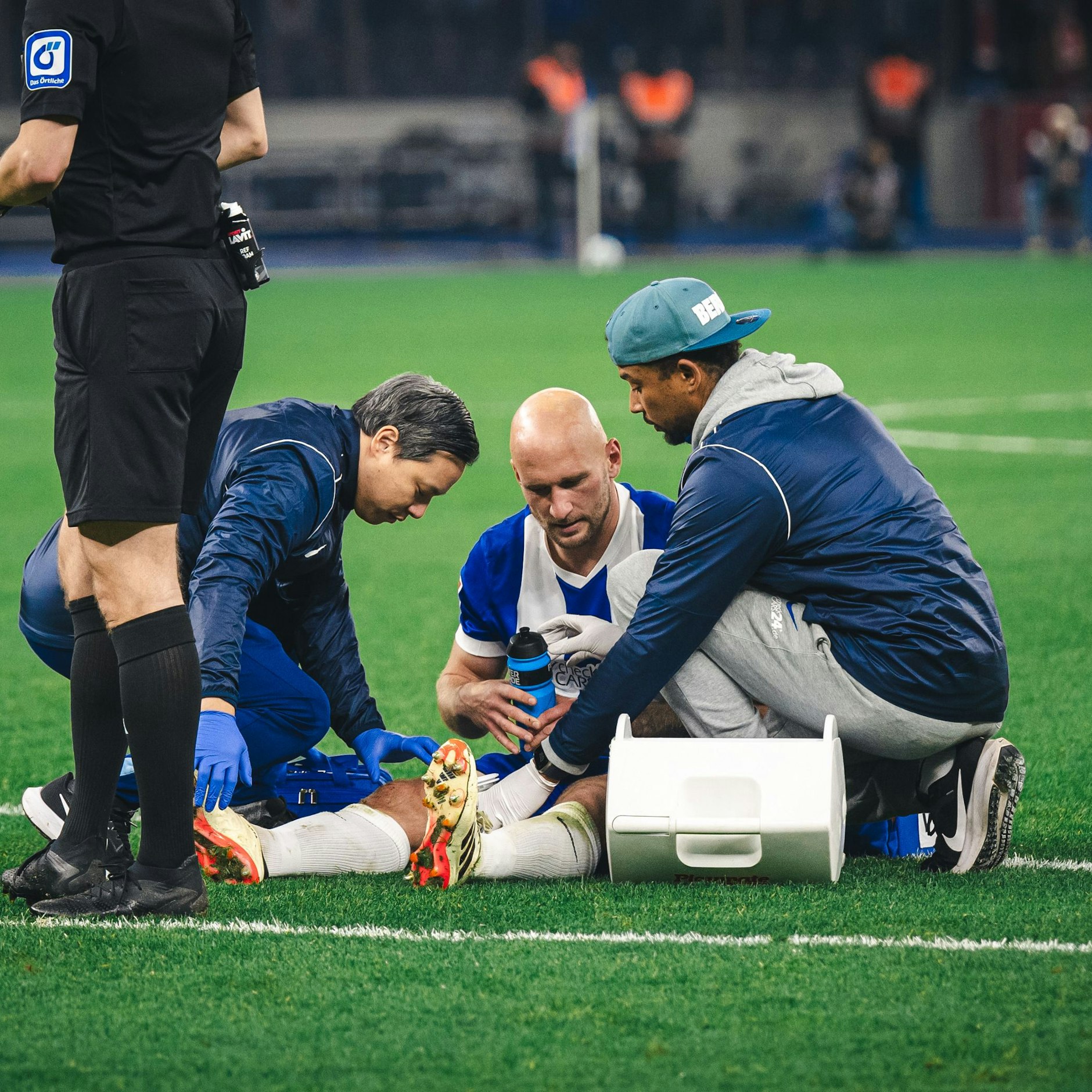 Hertha-Kapitän Toni Leistner wurde am rechten Oberschenkel behandelt. Für ihn ging es in der 52. Minute nicht mehr weiter.