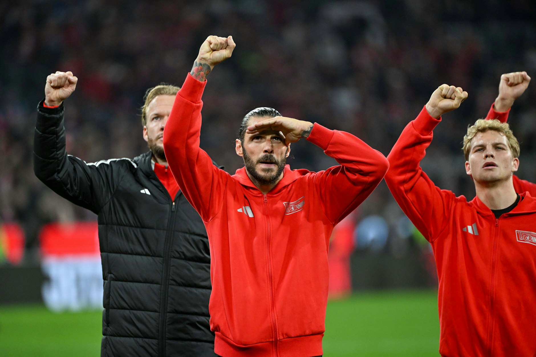 Kapitän Christopher Trimmel (37) und die Spieler des 1. FC Union wurden von den mitgereisten Fans nach dem 0:3 beim FC Bayern aufgemuntert. 