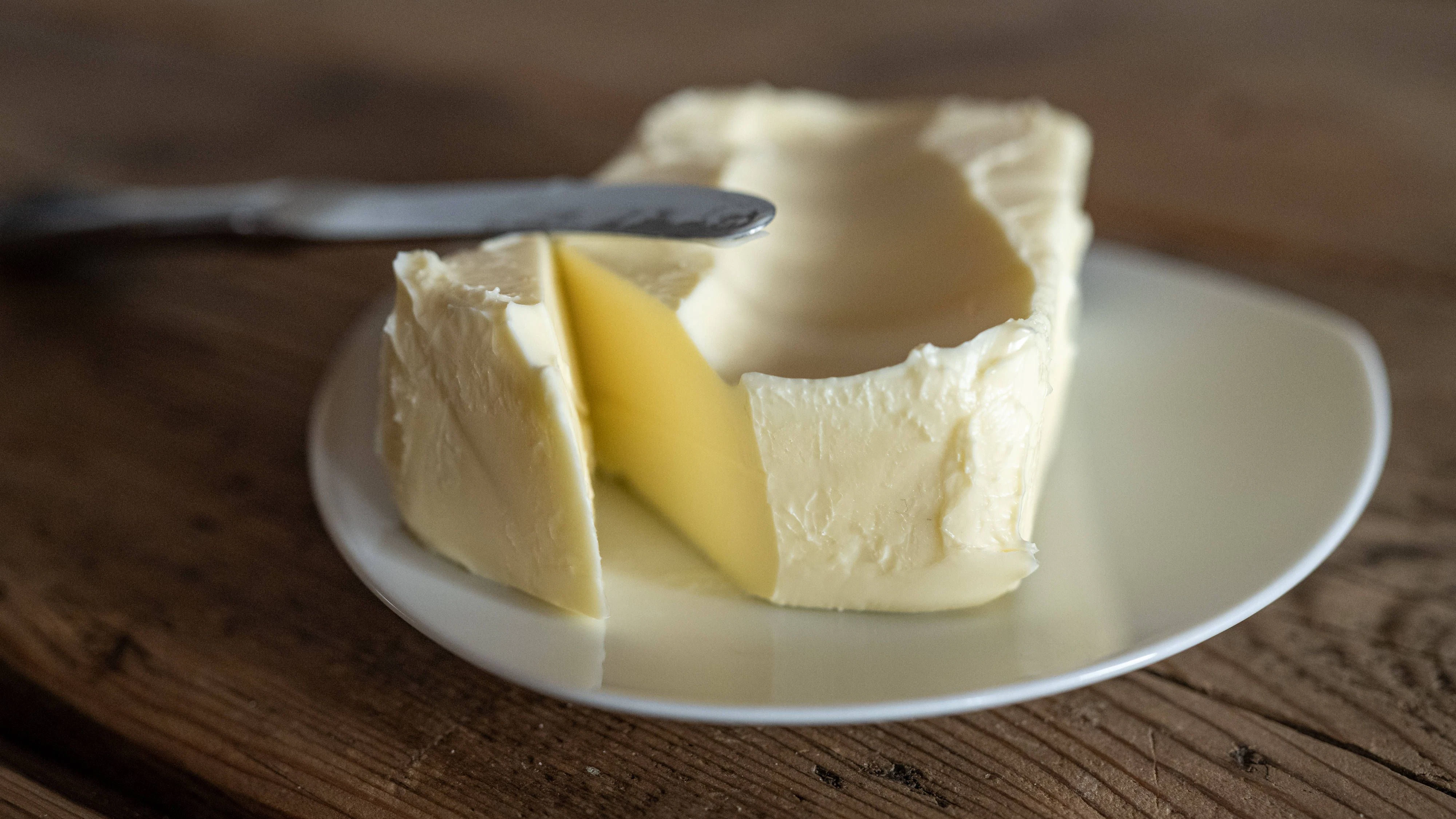 Vor allem die Preise für Butter sind in die Höhe geschnellt. Wer welche braucht, muss tief in den Geldbeutel greifen.