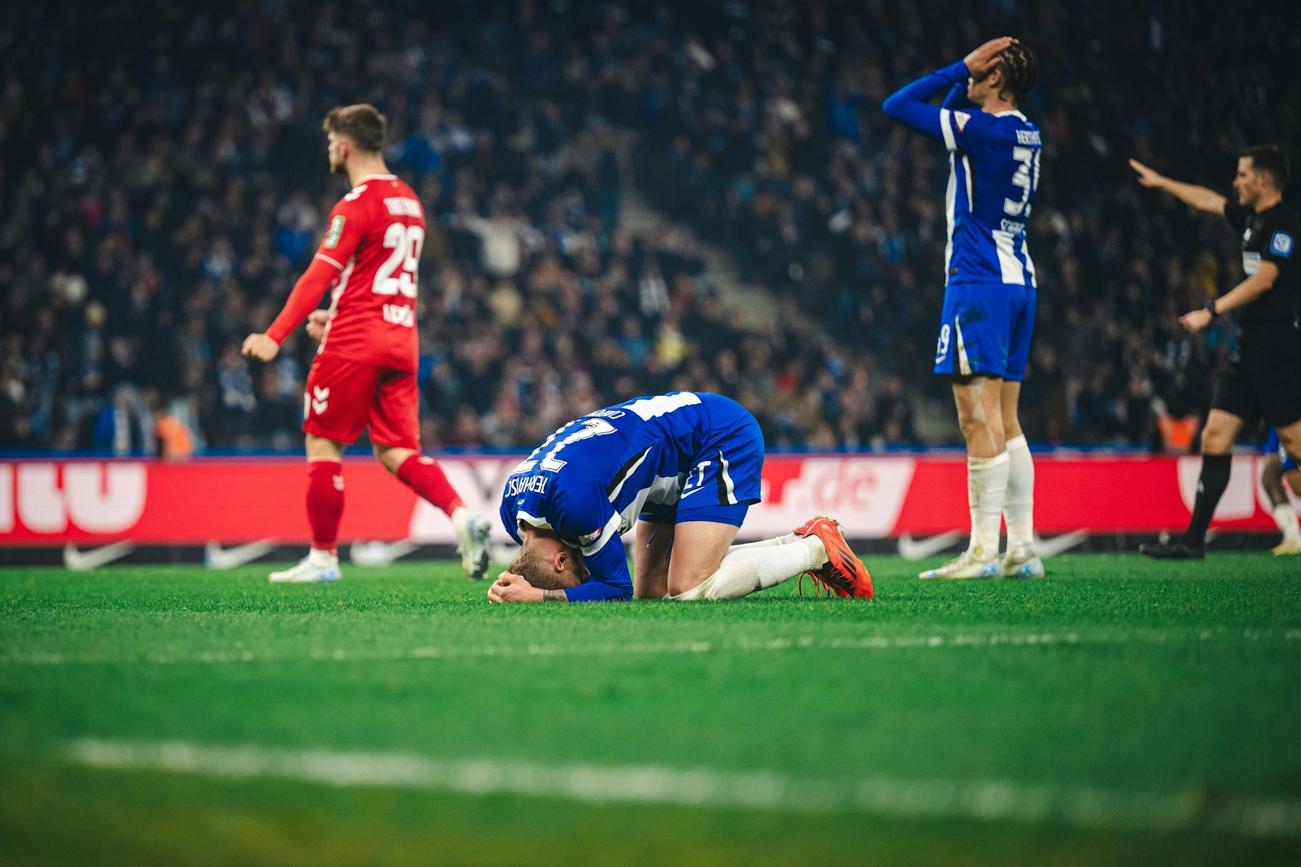 Wieder mal Enttäuschung im Olympiastadion! Michael Cuisance und Derry Scherhnat raufen sich nach der 0:1-Heimpleite gegen den 1. FC Köln die Haare.